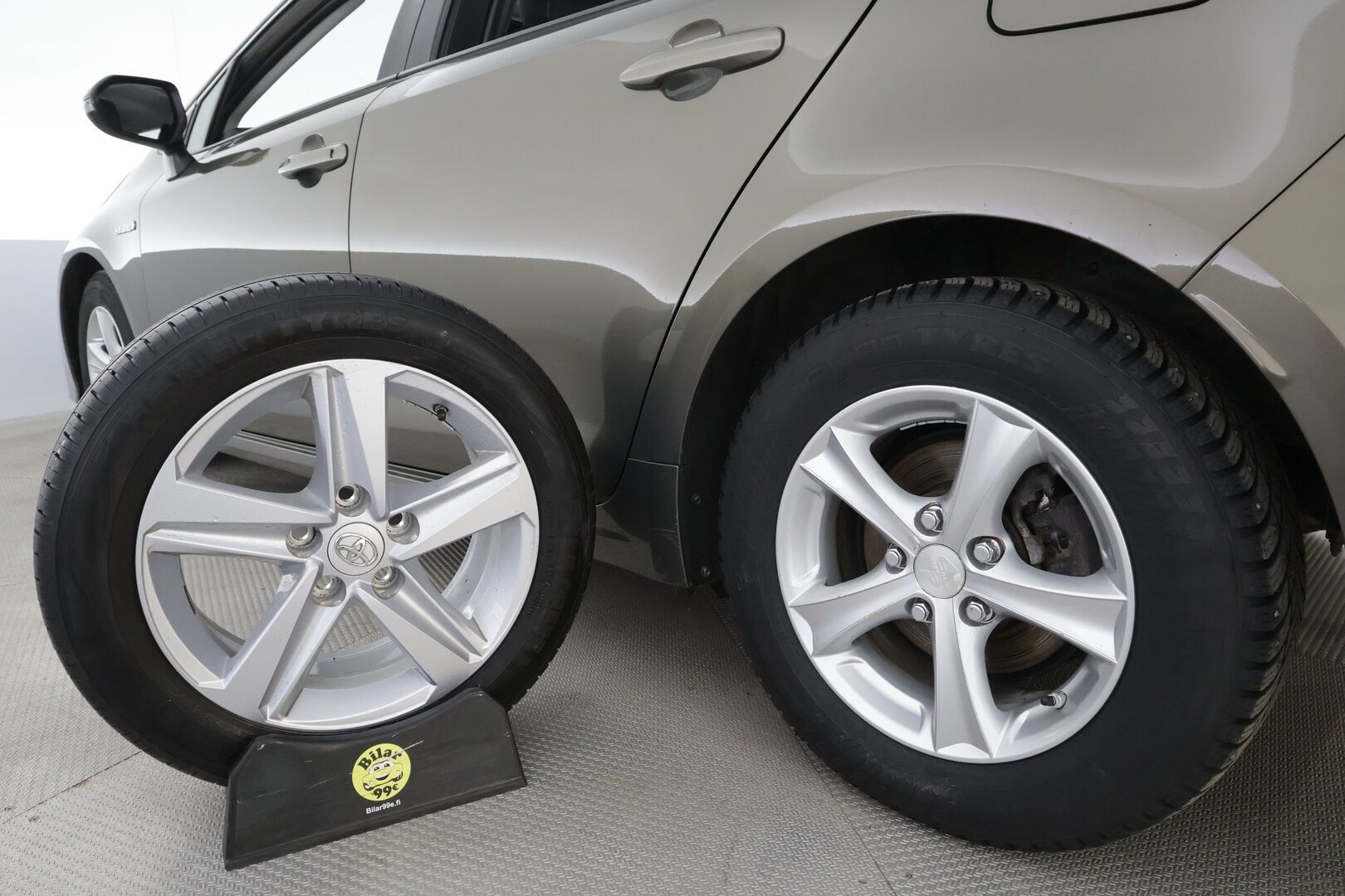 Toyota Corolla 2022 Sedan 1,8 Hybrid Life Business * ACC / P.kamera / Kaistavahti / Apple&Android * - 1.Om Suomi-auto / Kahdet renkaat aluvanteilla 