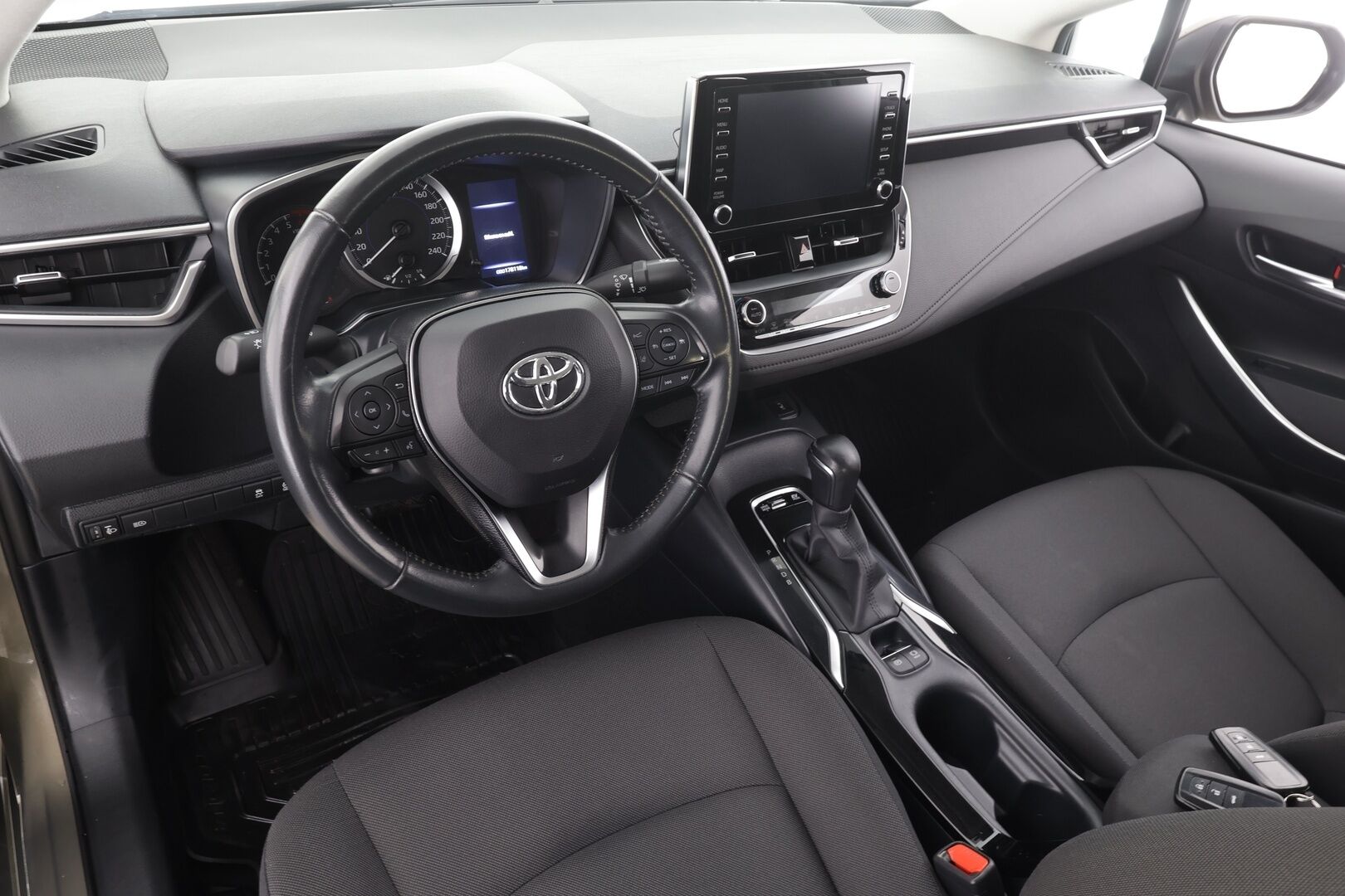 Toyota Corolla 2022 Sedan 1,8 Hybrid Life Business * ACC / P.kamera / Kaistavahti / Apple&Android * - 1.Om Suomi-auto / Kahdet renkaat aluvanteilla 