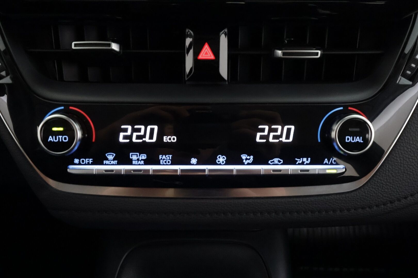 Toyota Corolla 2022 Sedan 1,8 Hybrid Life Business * ACC / P.kamera / Kaistavahti / Apple&Android * - 1.Om Suomi-auto / Kahdet renkaat aluvanteilla 