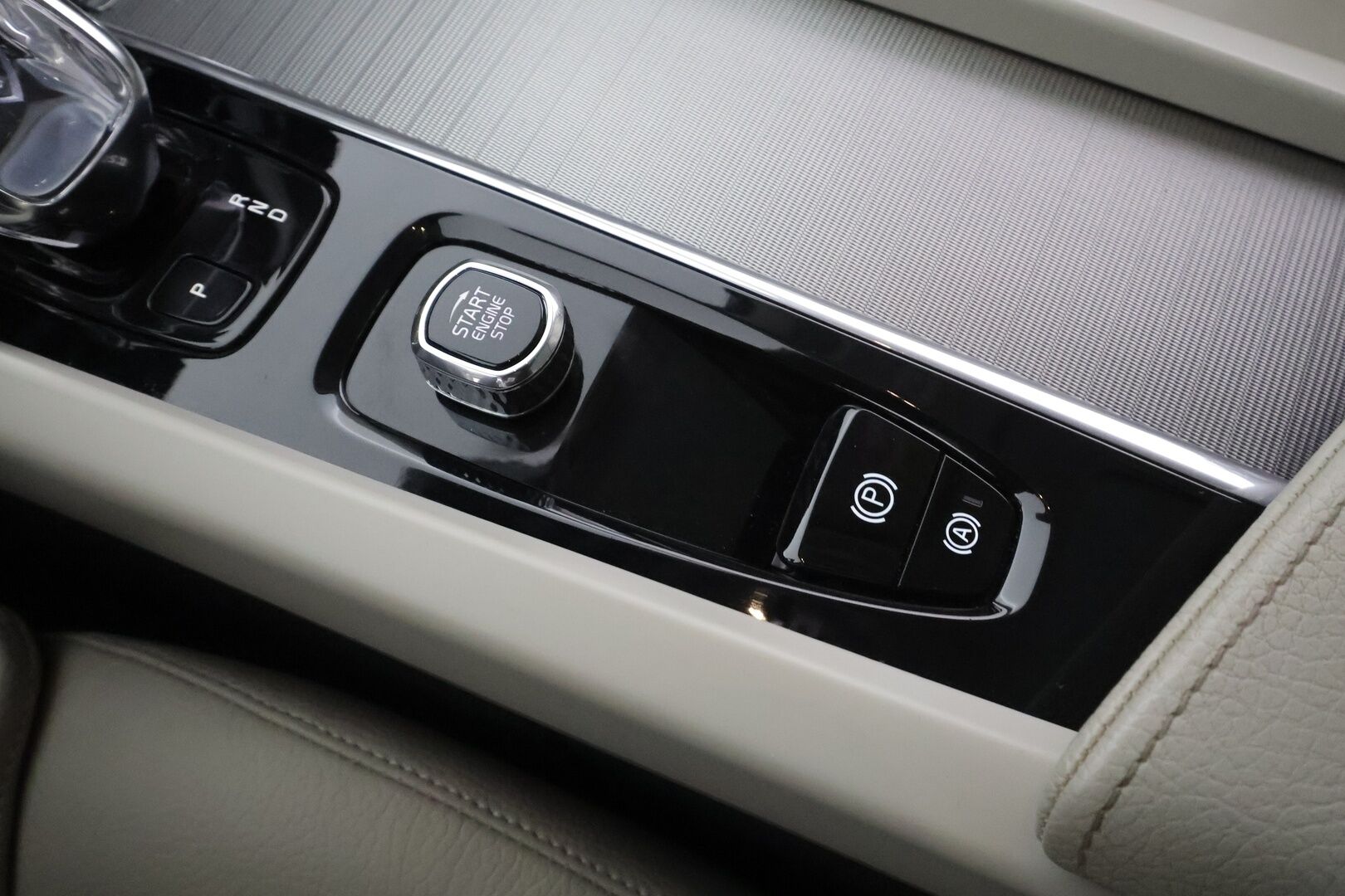 Volvo XC60 2022 T6 TwE AWD Business Inscription Edition aut * ACC / P.kamera / Full LED / Panorama / Muistipenkki / Webasto / Koukku * - Facelift / Suomi-auto / Kahdet renkaat aluvanteilla / Merkkihuollettu