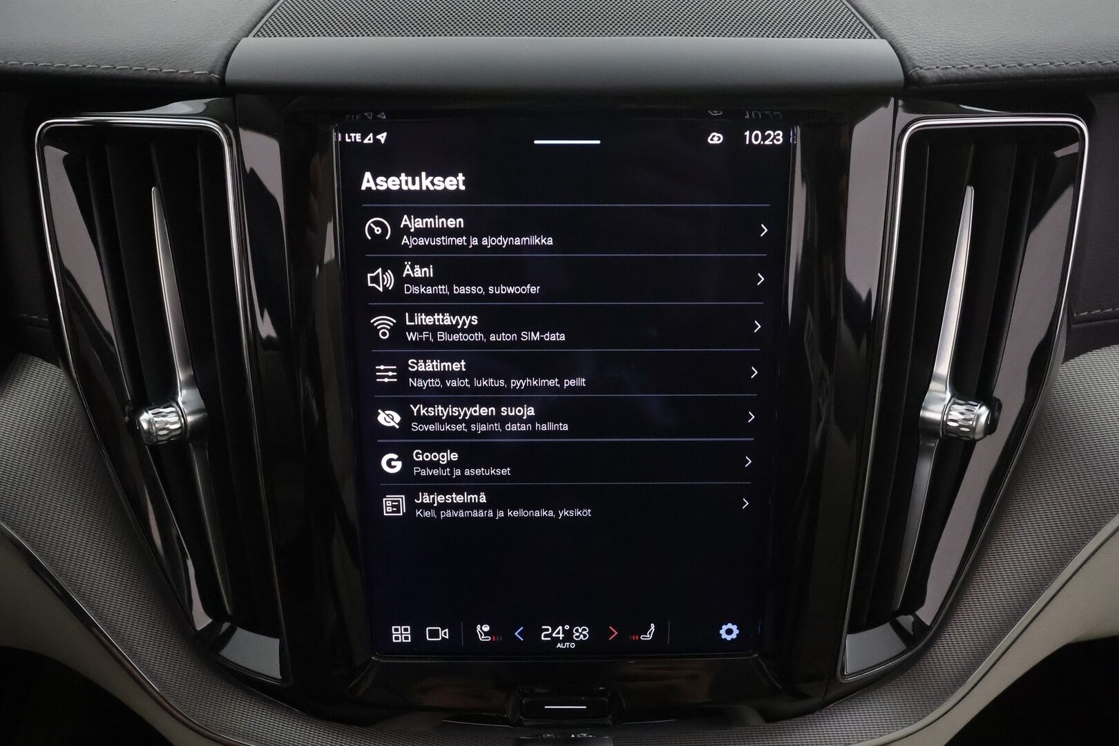 Volvo XC60 2022 T6 TwE AWD Business Inscription Edition aut * ACC / P.kamera / Full LED / Panorama / Muistipenkki / Webasto / Koukku * - Facelift / Suomi-auto / Kahdet renkaat aluvanteilla / Merkkihuollettu