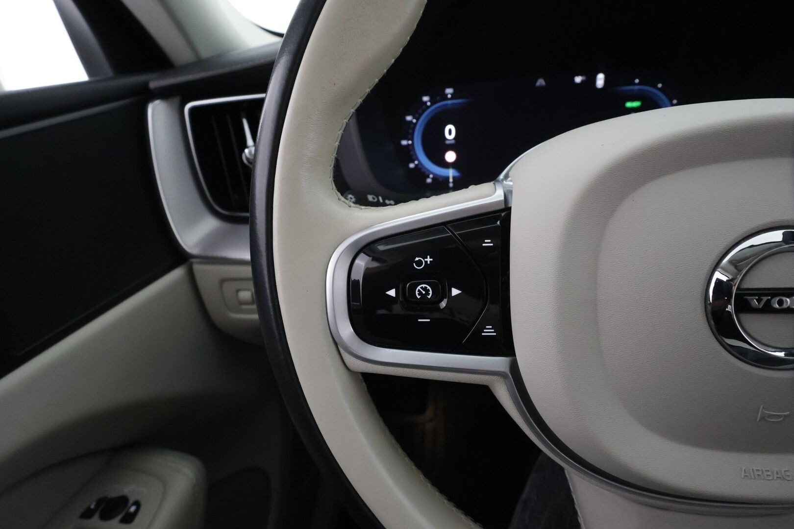 Volvo XC60 2022 T6 TwE AWD Business Inscription Edition aut * ACC / P.kamera / Full LED / Panorama / Muistipenkki / Webasto / Koukku * - Facelift / Suomi-auto / Kahdet renkaat aluvanteilla / Merkkihuollettu