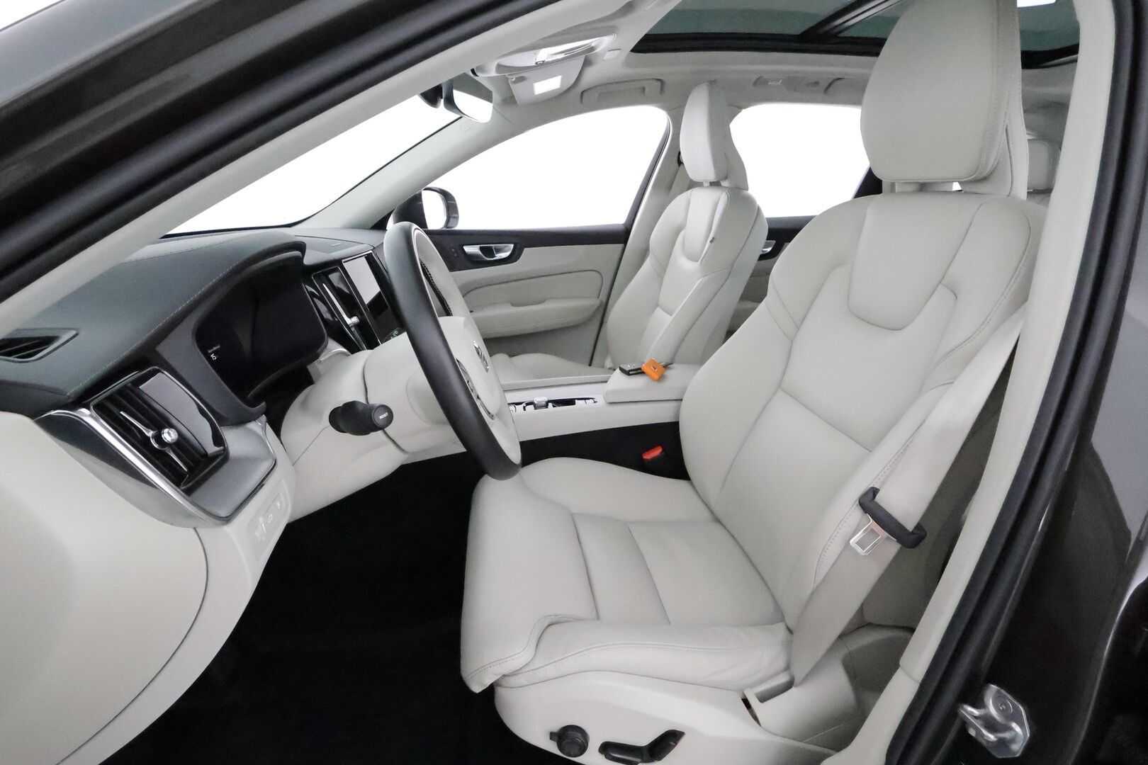 Volvo XC60 2022 T6 TwE AWD Business Inscription aut **Panorama / H&K / Muistipenkki / Adapt.vakkari / Webasto / Full LED** - 3,99 % KORKOTARJOUS TÄHÄN AUTOON - 1.Om Suomi-auto / Akku kuntotarkastettu / Kahdet renkaat aluvanteilla / Merkkihuollettu / Facelift / Koukku / Vaaleat nahat / 360.kamera / Hieno!
