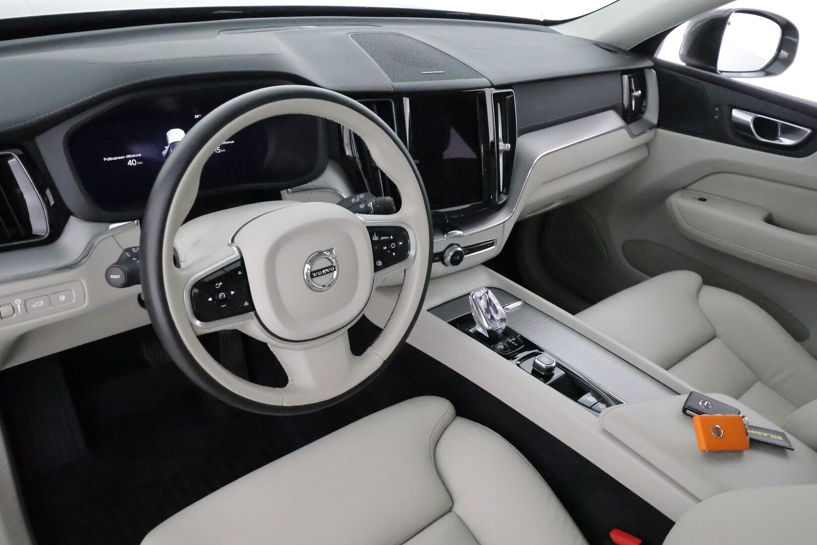 Volvo XC60 2022 T6 TwE AWD Business Inscription aut **Panorama / H&K / Muistipenkki / Adapt.vakkari / Webasto / Full LED** - 3,99 % KORKOTARJOUS TÄHÄN AUTOON - 1.Om Suomi-auto / Akku kuntotarkastettu / Kahdet renkaat aluvanteilla / Merkkihuollettu / Facelift / Koukku / Vaaleat nahat / 360.kamera / Hieno!