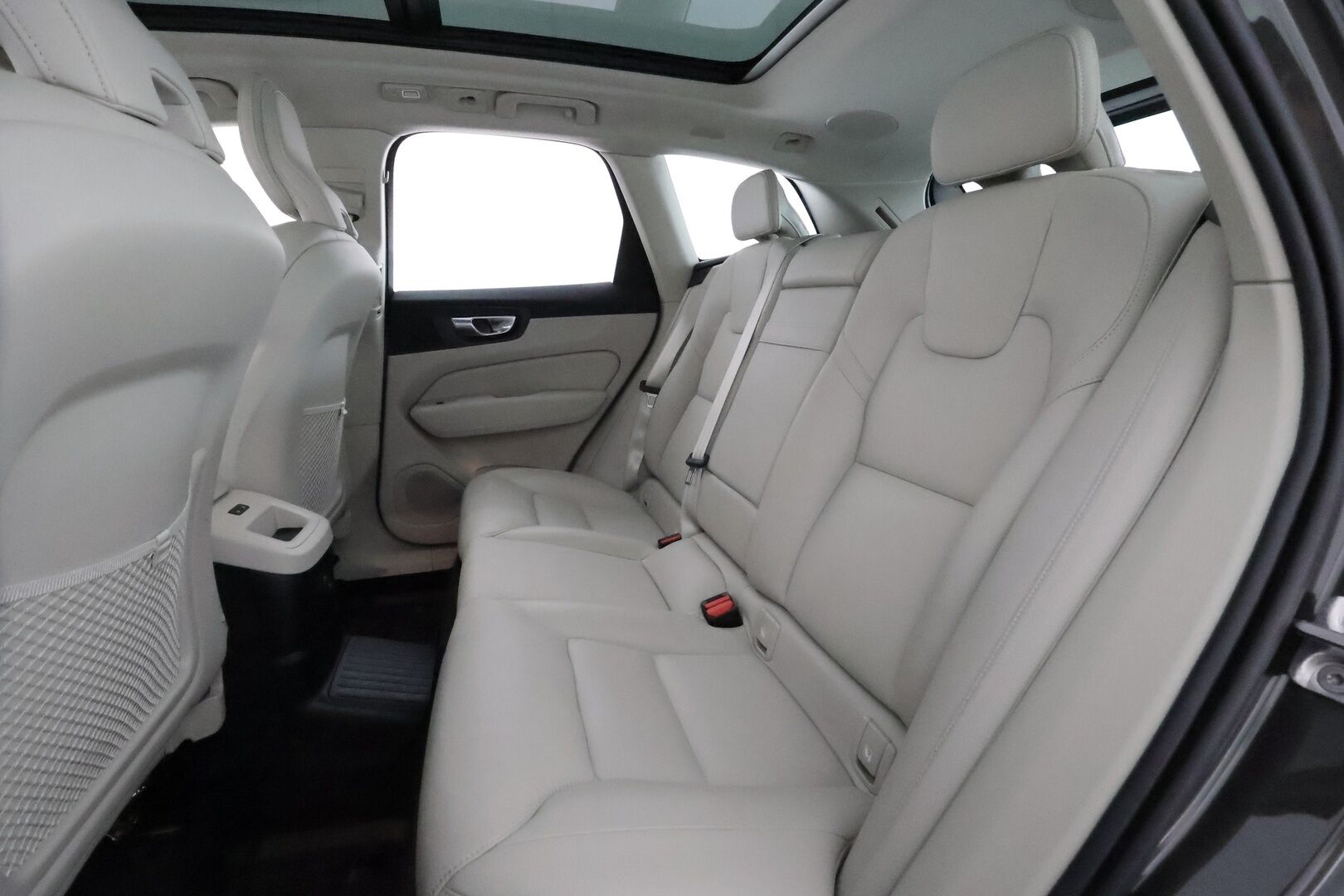 Volvo XC60 2022 T6 TwE AWD Business Inscription aut **Panorama / H&K / Muistipenkki / Adapt.vakkari / Webasto / Full LED** - 3,99 % KORKOTARJOUS TÄHÄN AUTOON - 1.Om Suomi-auto / Akku kuntotarkastettu / Kahdet renkaat aluvanteilla / Merkkihuollettu / Facelift / Koukku / Vaaleat nahat / 360.kamera / Hieno!