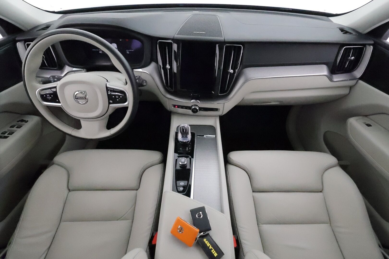 Volvo XC60 2022 T6 TwE AWD Business Inscription aut **Panorama / H&K / Muistipenkki / Adapt.vakkari / Webasto / Full LED** - 3,99 % KORKOTARJOUS TÄHÄN AUTOON - 1.Om Suomi-auto / Akku kuntotarkastettu / Kahdet renkaat aluvanteilla / Merkkihuollettu / Facelift / Koukku / Vaaleat nahat / 360.kamera / Hieno!