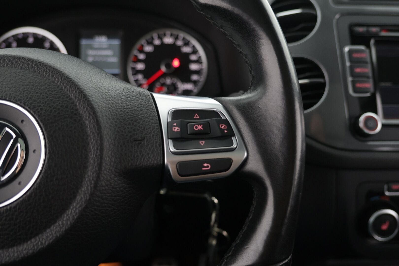 Volkswagen Tiguan 2012 Sport & Style R-Line 1,4 TSI 118 kW (160 hv) 4MOTION * Panorama / Nahkasisusta / P-kamera / Vakkari / Bluetooth * - Jakoketju vaihdettu / 2x aluvanteet / Hyvä huoltohistoria - HULLUT AVAJAISHULINAT KORKOTARJOUS 3,29 %