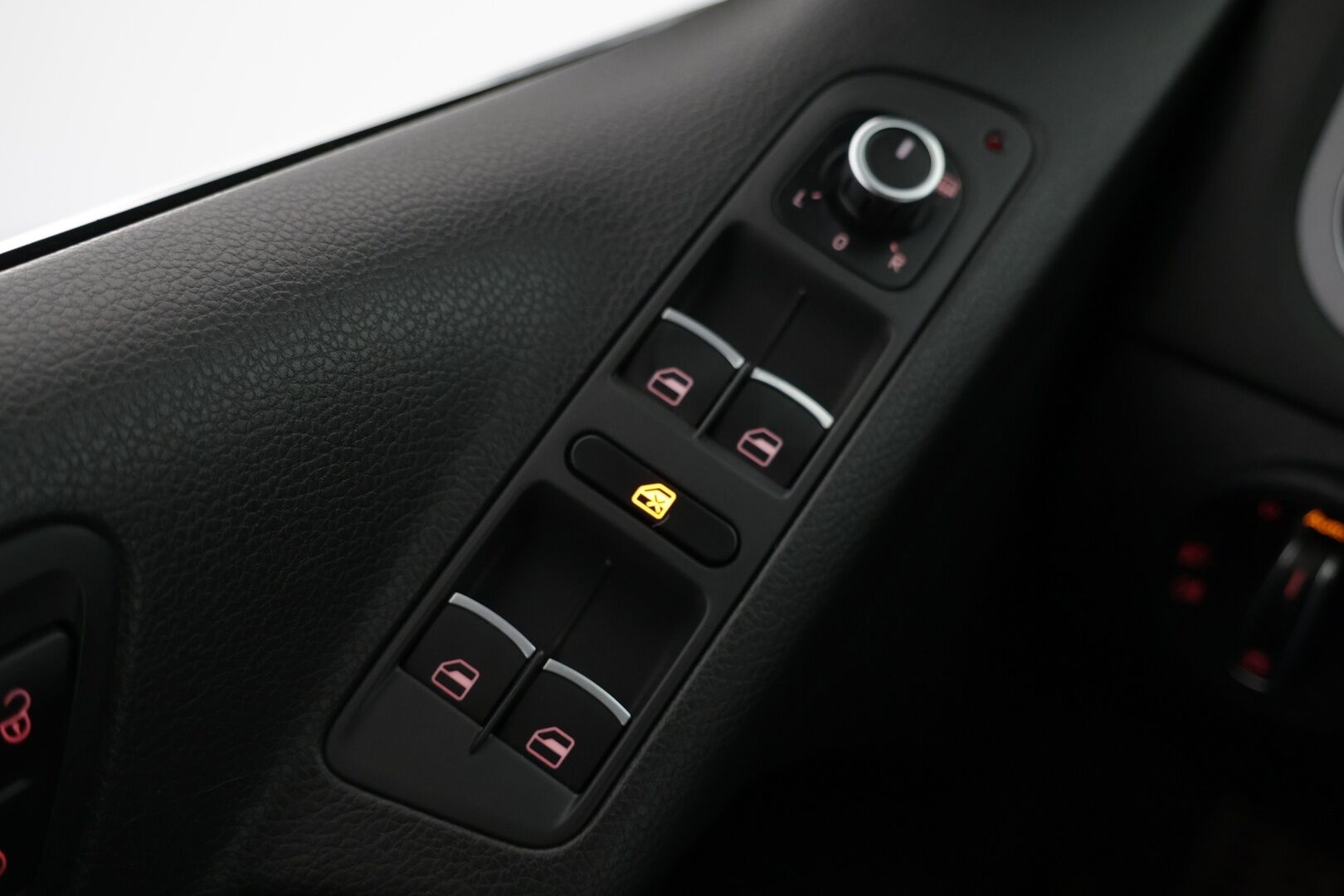 Volkswagen Tiguan 2012 Sport & Style R-Line 1,4 TSI 118 kW (160 hv) 4MOTION * Panorama / Nahkasisusta / P-kamera / Vakkari / Bluetooth * - Jakoketju vaihdettu / 2x aluvanteet / Hyvä huoltohistoria - HULLUT AVAJAISHULINAT KORKOTARJOUS 3,29 %