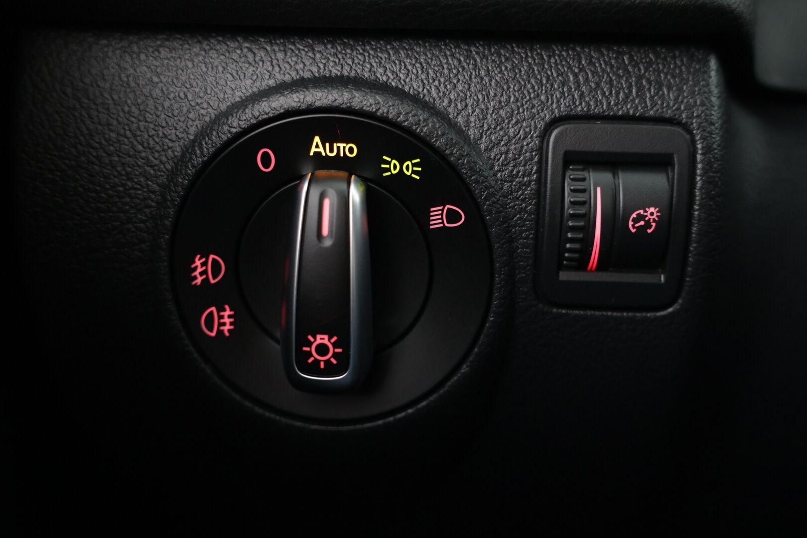 Volkswagen Tiguan 2012 Sport & Style R-Line 1,4 TSI 118 kW (160 hv) 4MOTION * Panorama / Nahkasisusta / P-kamera / Vakkari / Bluetooth * - Jakoketju vaihdettu / 2x aluvanteet / Hyvä huoltohistoria - HULLUT AVAJAISHULINAT KORKOTARJOUS 3,29 %