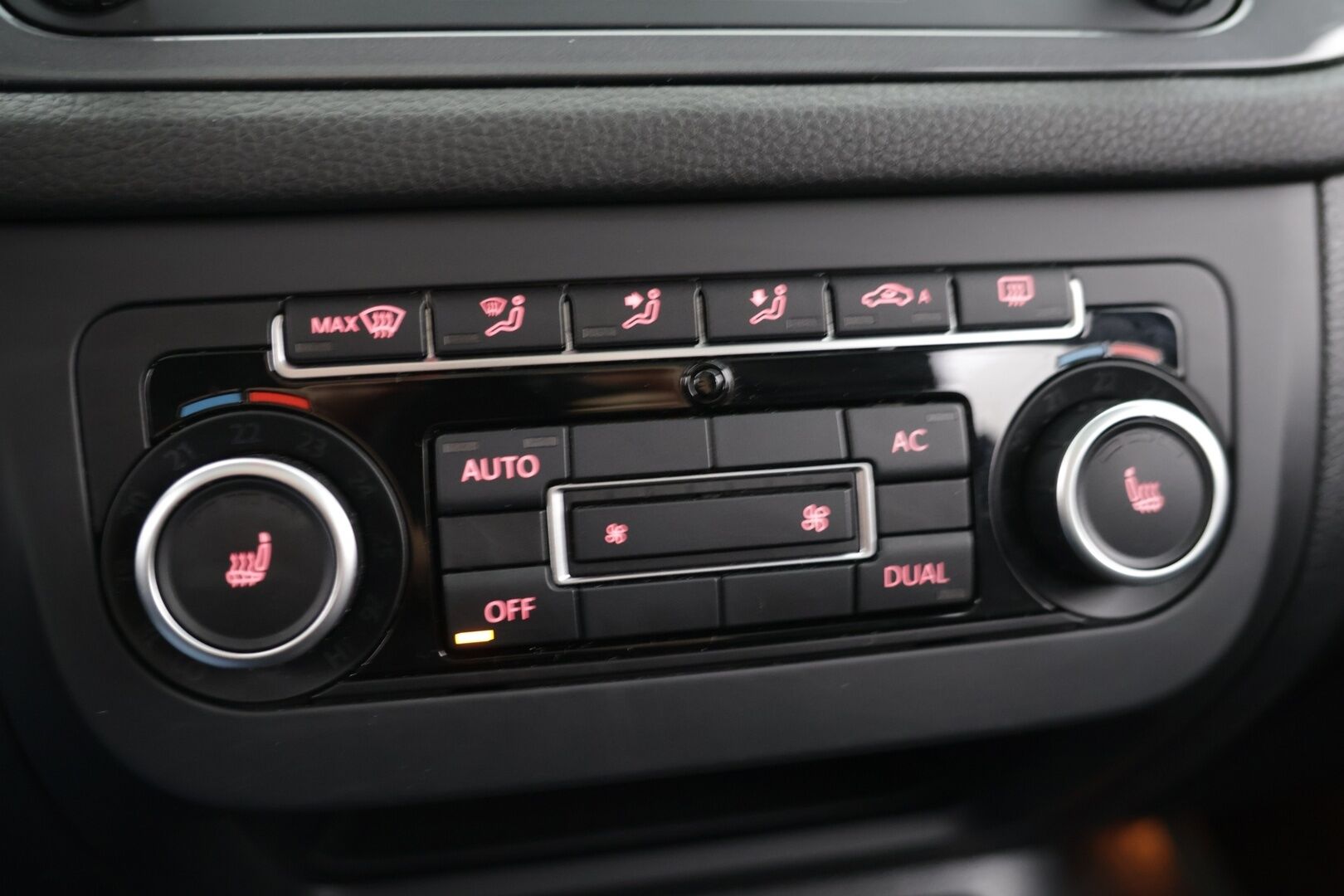 Volkswagen Tiguan 2012 Sport & Style R-Line 1,4 TSI 118 kW (160 hv) 4MOTION * Panorama / Nahkasisusta / P-kamera / Vakkari / Bluetooth * - Jakoketju vaihdettu / 2x aluvanteet / Hyvä huoltohistoria - HULLUT AVAJAISHULINAT KORKOTARJOUS 3,29 %