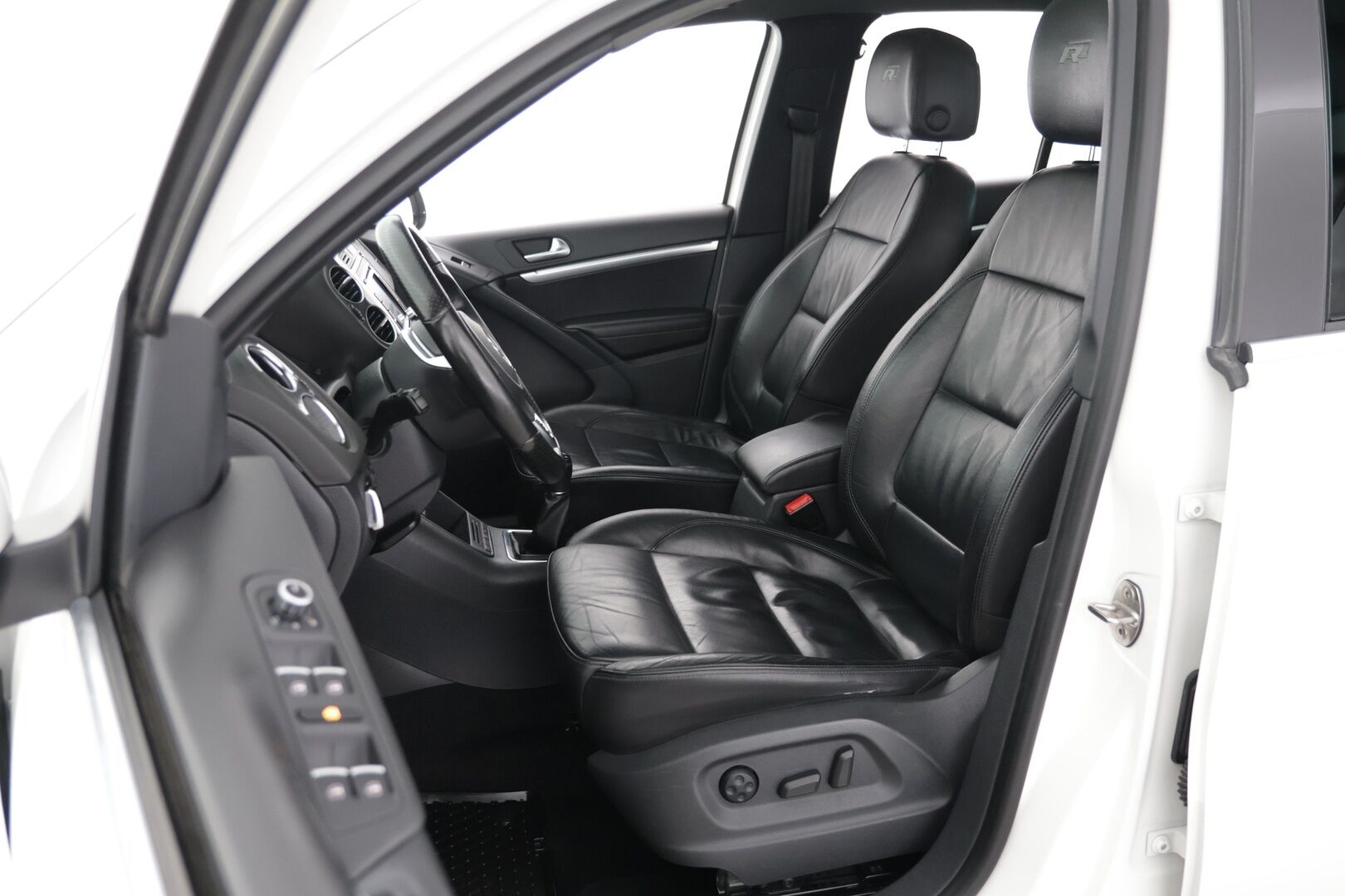 Volkswagen Tiguan 2012 Sport & Style R-Line 1,4 TSI 118 kW (160 hv) 4MOTION * Panorama / Nahkasisusta / P-kamera / Vakkari / Bluetooth * - Jakoketju vaihdettu / 2x aluvanteet / Hyvä huoltohistoria - HULLUT AVAJAISHULINAT KORKOTARJOUS 3,29 %