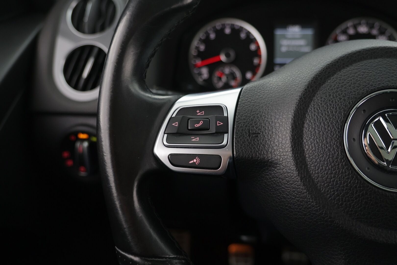 Volkswagen Tiguan 2012 Sport & Style R-Line 1,4 TSI 118 kW (160 hv) 4MOTION * Panorama / Nahkasisusta / P-kamera / Vakkari / Bluetooth * - Jakoketju vaihdettu / 2x aluvanteet / Hyvä huoltohistoria - HULLUT AVAJAISHULINAT KORKOTARJOUS 3,29 %