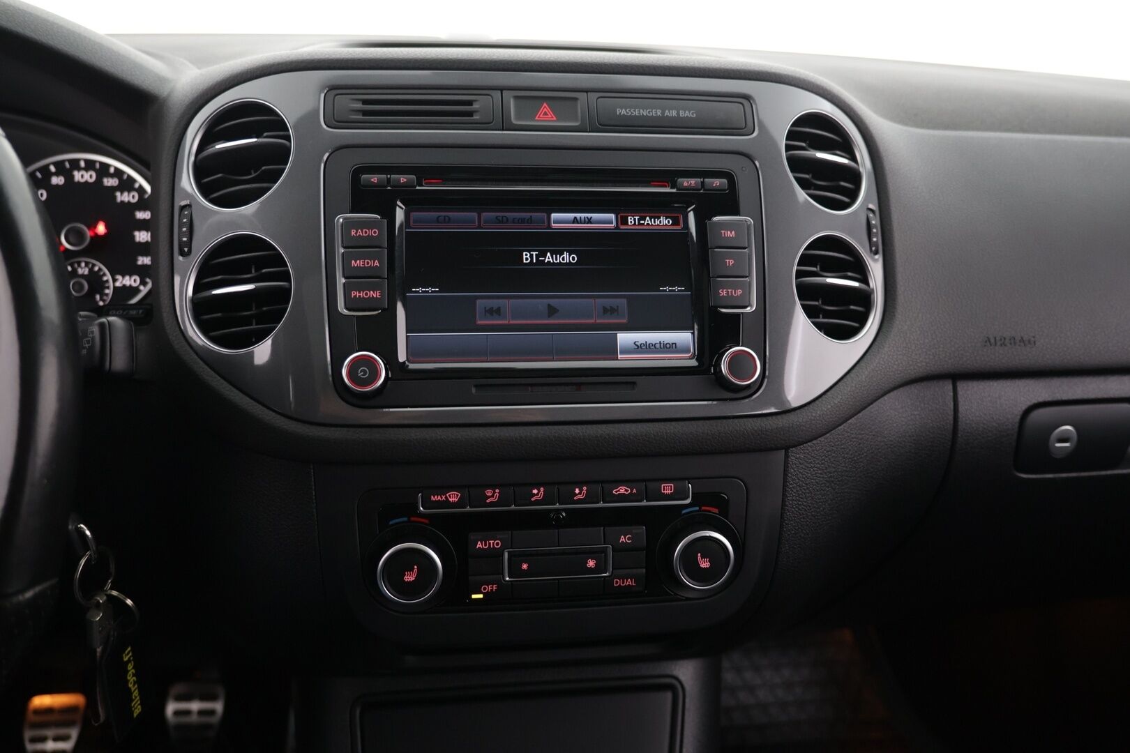 Volkswagen Tiguan 2012 Sport & Style R-Line 1,4 TSI 118 kW (160 hv) 4MOTION * Panorama / Nahkasisusta / P-kamera / Vakkari / Bluetooth * - Jakoketju vaihdettu / 2x aluvanteet / Hyvä huoltohistoria - HULLUT AVAJAISHULINAT KORKOTARJOUS 3,29 %