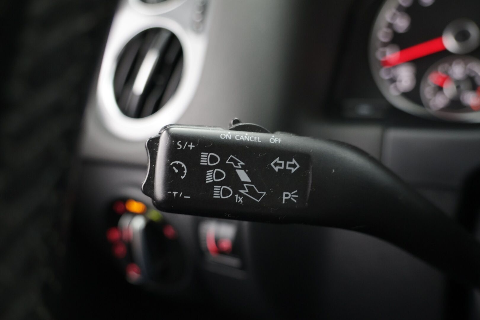 Volkswagen Tiguan 2012 Sport & Style R-Line 1,4 TSI 118 kW (160 hv) 4MOTION / Panorama / Nahkasisusta / P-kamera / Vakkari / Bluetooth - Jakoketju vaihdettu / 2x aluvanteet / Hyvä huoltohistoria