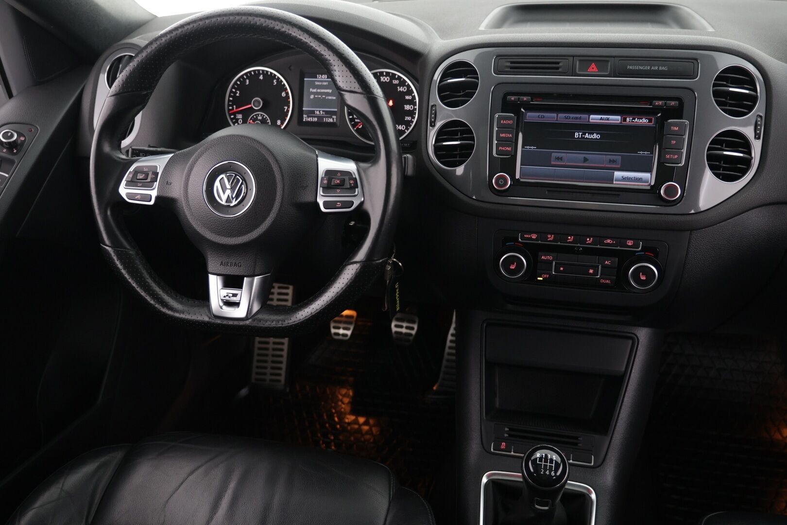 Volkswagen Tiguan 2012 Sport & Style R-Line 1,4 TSI 118 kW (160 hv) 4MOTION / Panorama / Nahkasisusta / P-kamera / Vakkari / Bluetooth - Jakoketju vaihdettu / 2x aluvanteet / Hyvä huoltohistoria