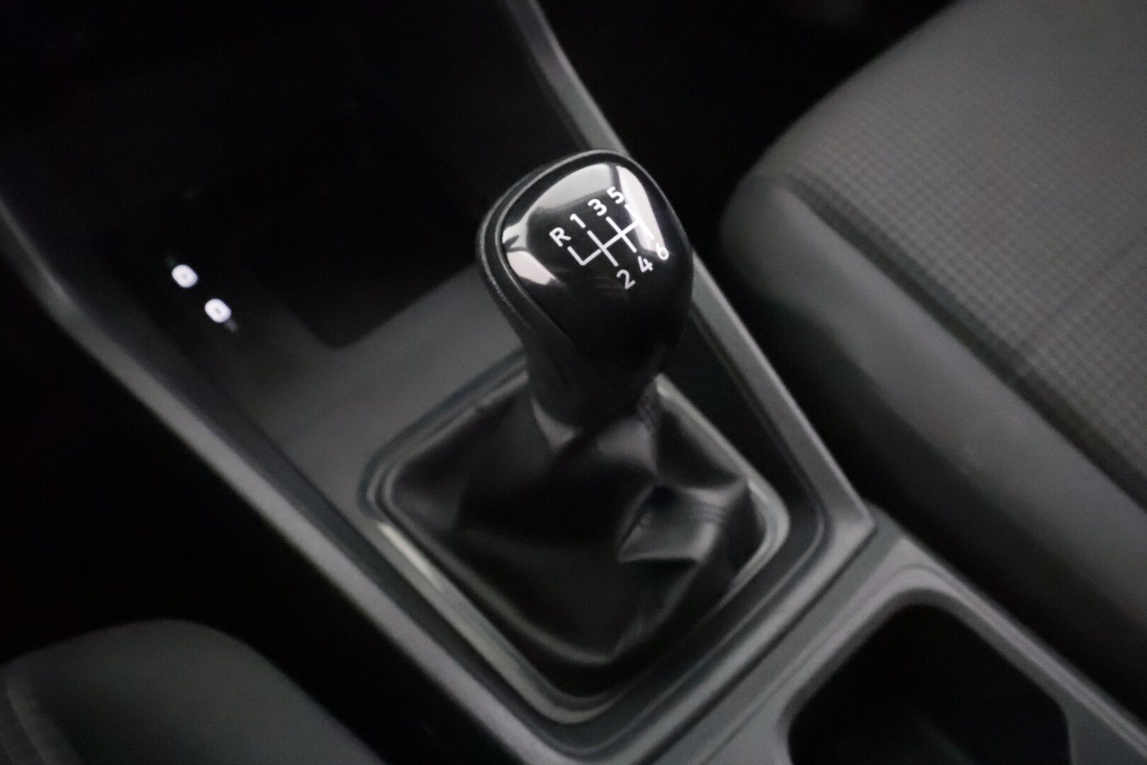 Volkswagen Caddy 2022 umpipakettiauto Cargo Pro 2,0 TDI 75kW 2501 kg *Vakkari / Webasto / Hyllyt / Takatutkat / Apple&Android* - 1.Om Suomi-auto / Kahdet Renkaat / Merkkihuollettu