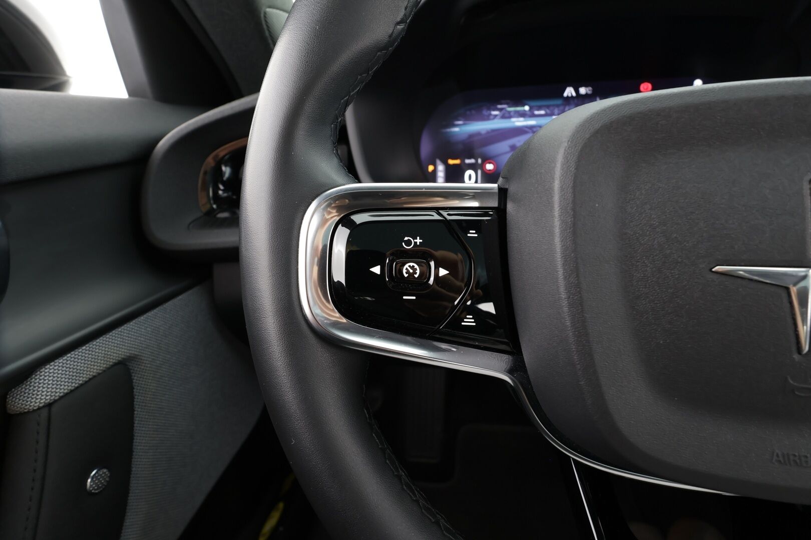 Polestar 2 2021 Launch Edition, 300kW * Pilot&Plus / Koukku / H&K / ACC / Pixel-LED / Lasikatto / 360° / Sporttipenkki Muistilla * - Akku kuntotarkastettu / Merkkihuollettu / Kahdet renkaat *