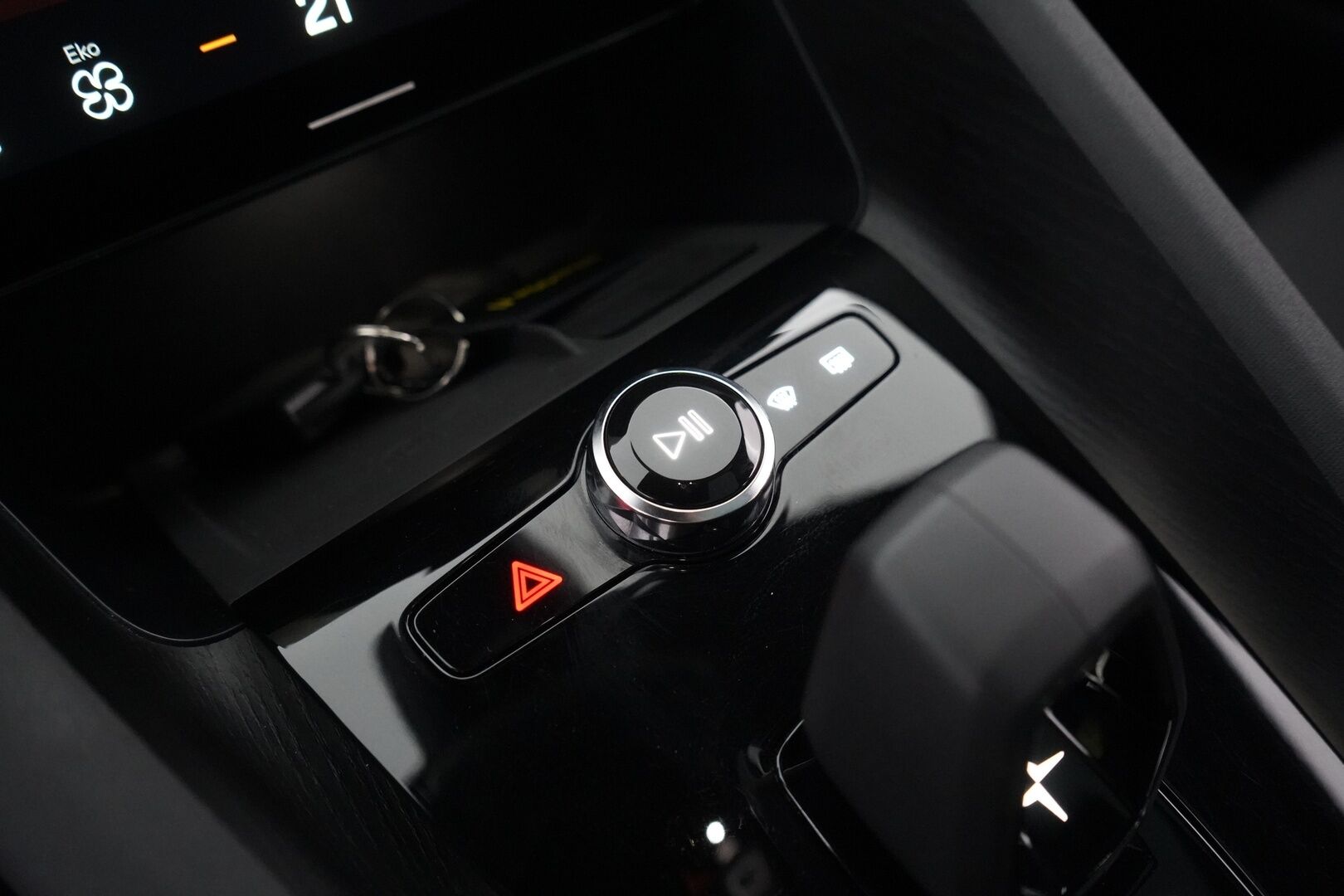 Polestar 2 2024 Long Range Dual Motor, 300kW, 78kWh - Pilot Lite & Plus | ACC | Vetokoukku | Panorama | Keyless | App Connect | H&K | Muistipenkki | Merkkihuollettu | Kahdet Polestarin vanteet | SoH 95,7%