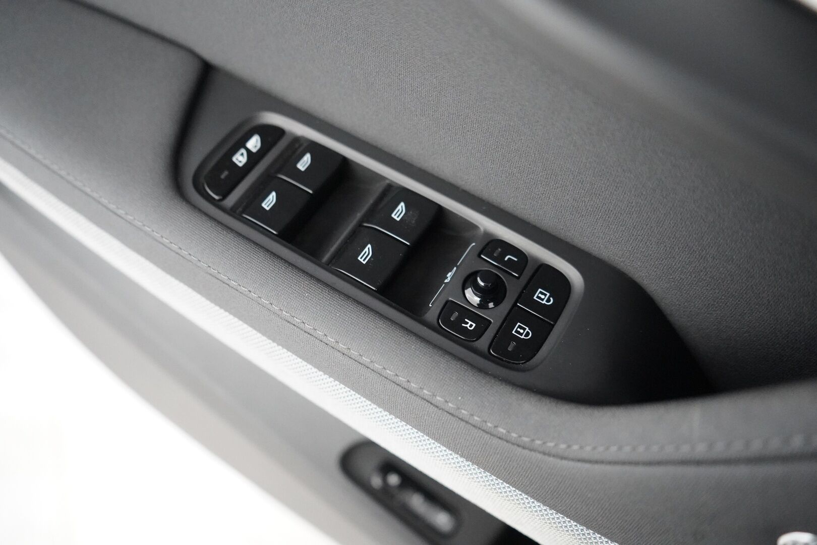 Polestar 2 2024 Long Range Dual Motor, 300kW, 78kWh - Pilot Lite & Plus | ACC | Vetokoukku | Panorama | Keyless | App Connect | H&K | Muistipenkki | Merkkihuollettu | Kahdet Polestarin vanteet | SoH 95,7%