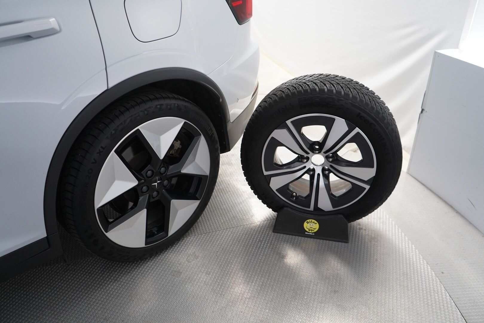 Polestar 2 2024 Long Range Dual Motor, 300kW, 78kWh - Pilot Lite & Plus | ACC | Vetokoukku | Panorama | Keyless | App Connect | H&K | Muistipenkki | Merkkihuollettu | Kahdet Polestarin vanteet | SoH 95,7%