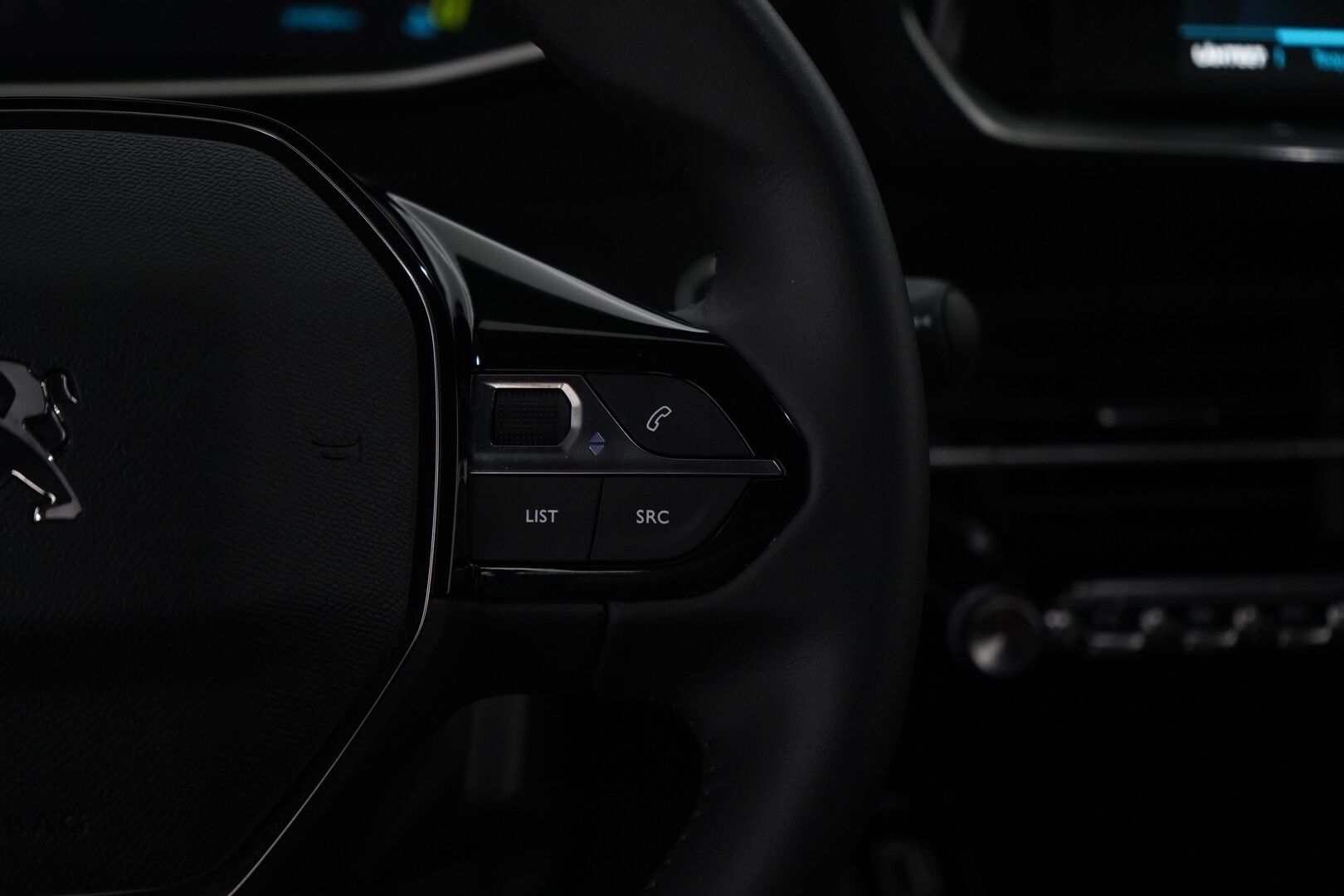 Peugeot e-2008 2023 Allure Pack 50 kWh 136 Automaatti * Peruutuskamera / Digimittaristo / Puolinahkasisusta / Apple&Android - Merkkihuollettu / Viimeisin huolto 26tkm / Kattavat varusteet