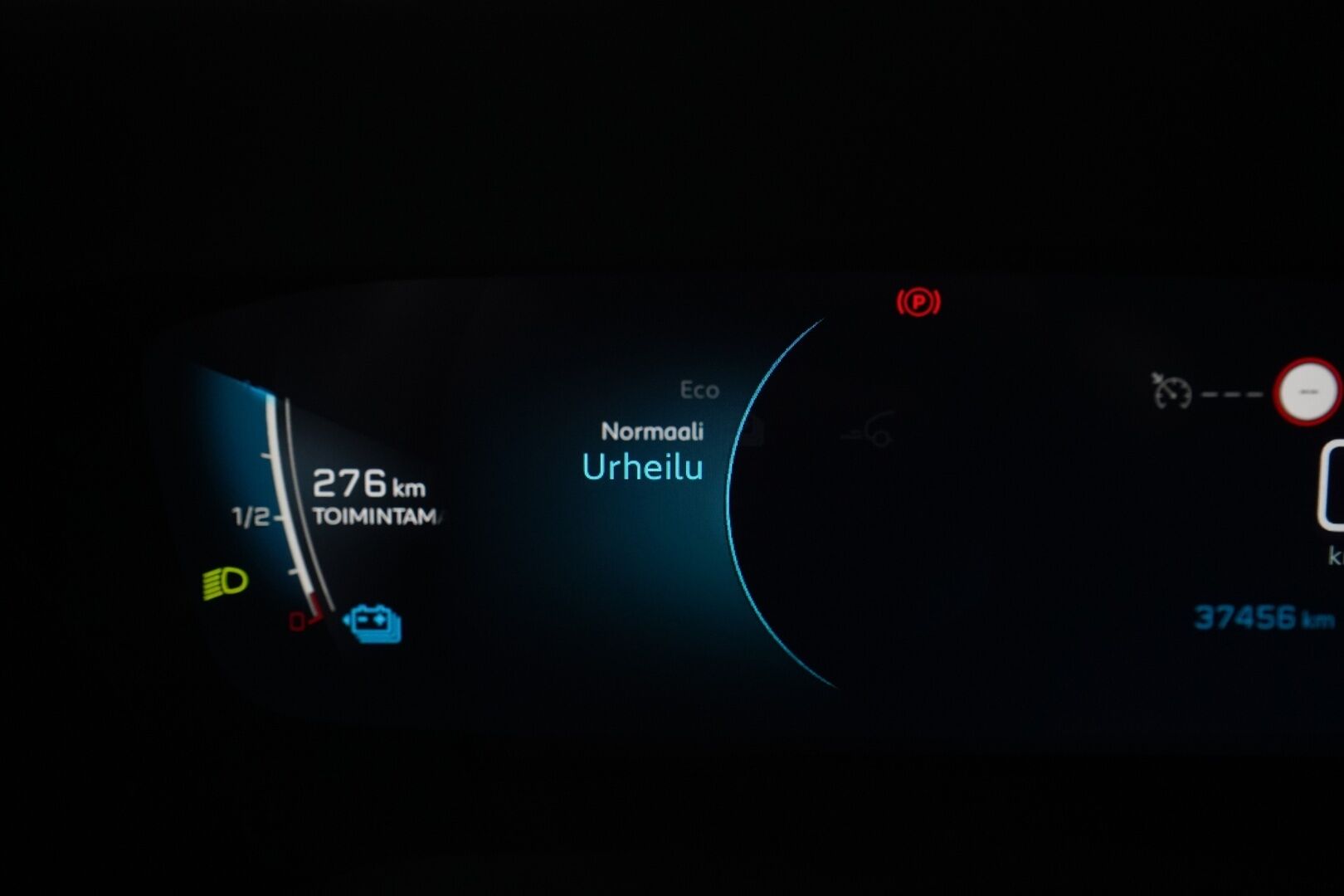 Peugeot e-2008 2023 Allure Pack 50 kWh 136 Automaatti * Peruutuskamera / Digimittaristo / Puolinahkasisusta / Apple&Android - Merkkihuollettu / Viimeisin huolto 26tkm / Kattavat varusteet