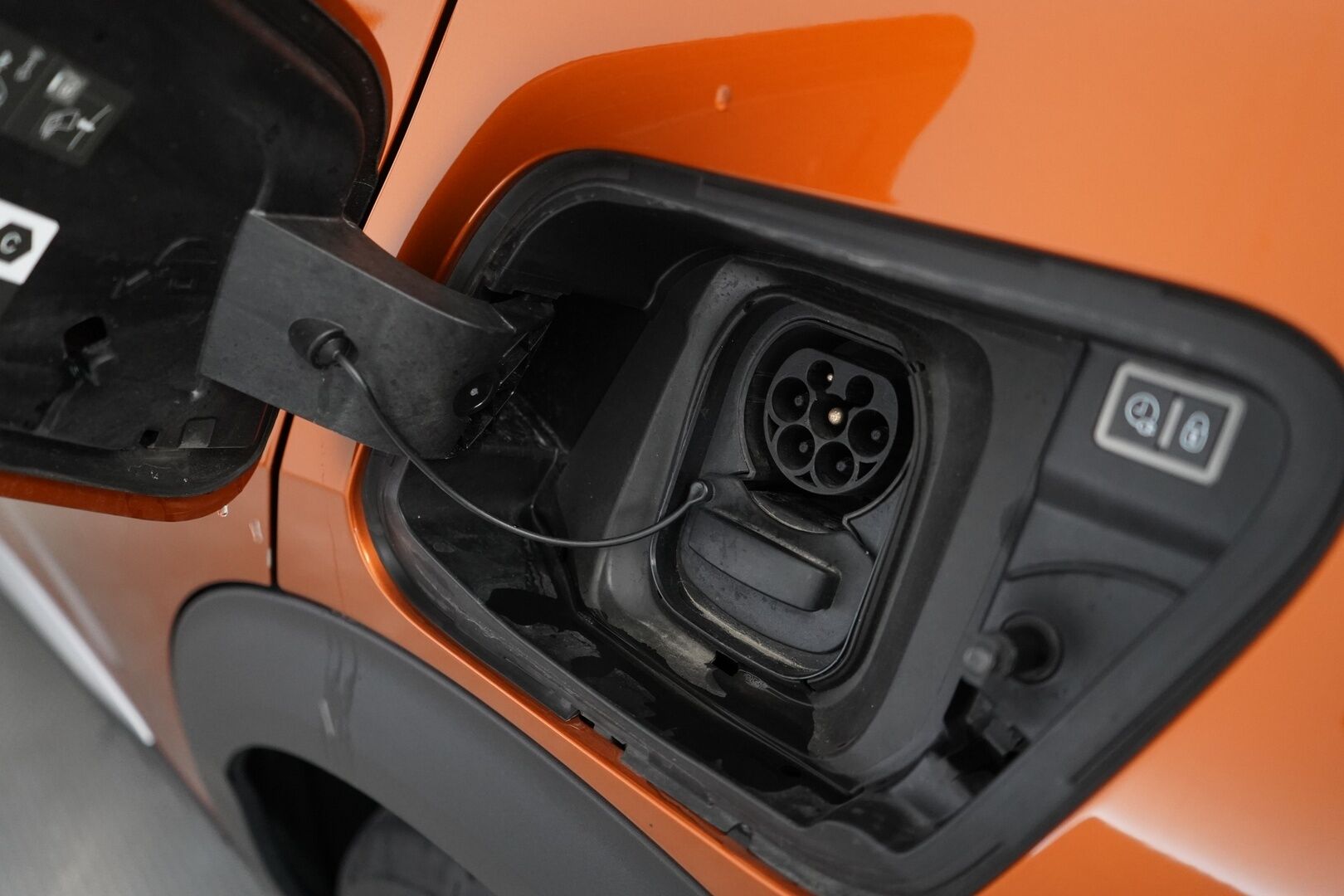 Peugeot e-2008 2023 Allure Pack 50 kWh 136 Automaatti * Peruutuskamera / Digimittaristo / Puolinahkasisusta / Apple&Android - Merkkihuollettu / Viimeisin huolto 26tkm / Kattavat varusteet