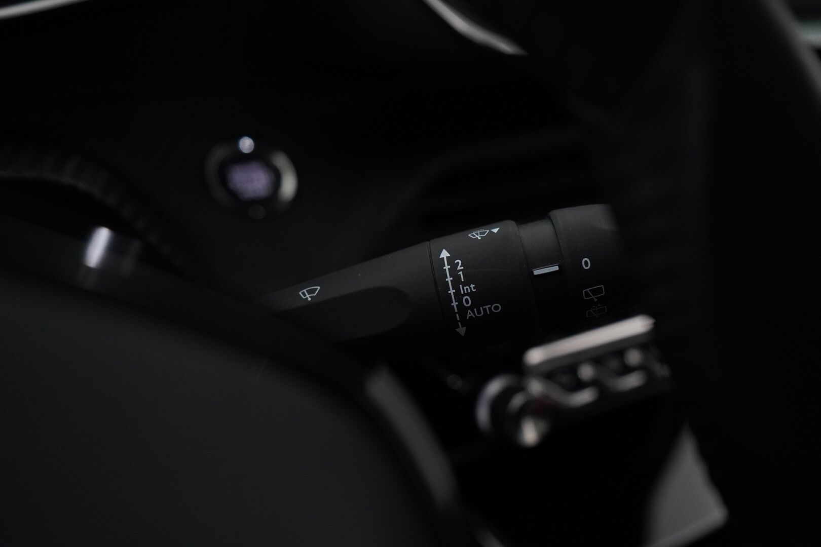 Peugeot e-2008 2023 Allure Pack 50 kWh 136 Automaatti * Peruutuskamera / Digimittaristo / Puolinahkasisusta / Apple&Android - Merkkihuollettu / Viimeisin huolto 26tkm / Kattavat varusteet