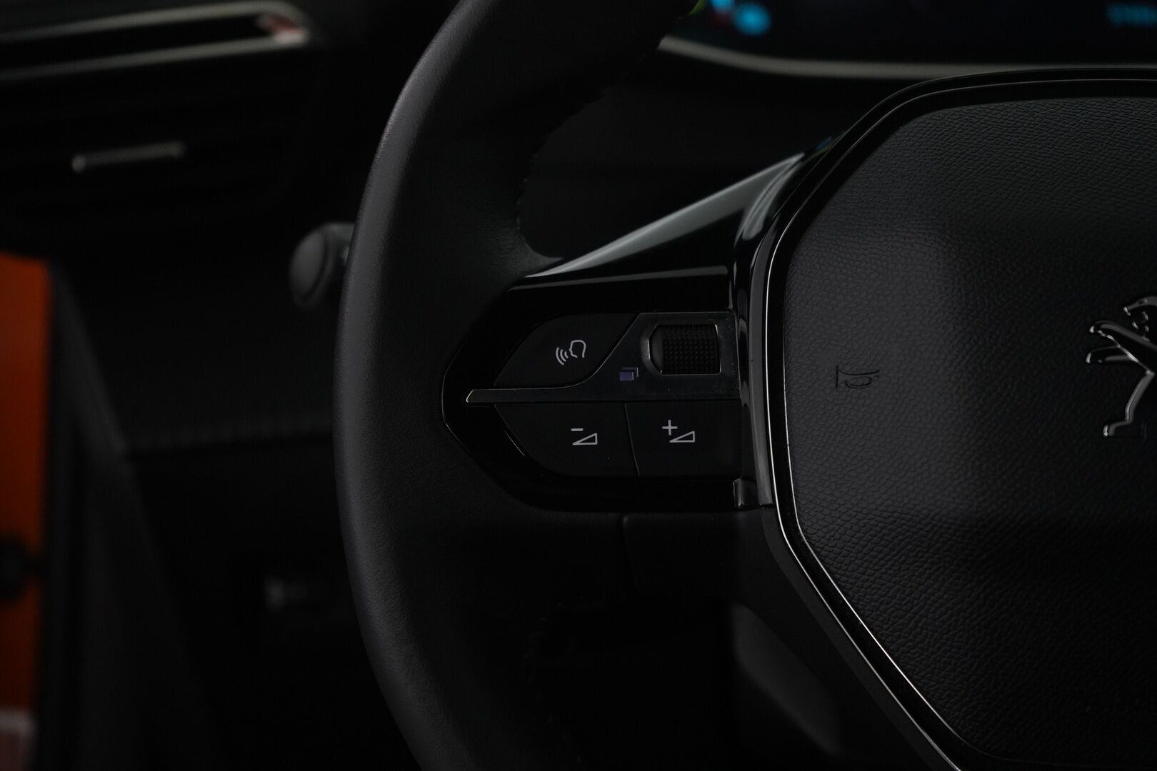 Peugeot e-2008 2023 Allure Pack 50 kWh 136 Automaatti * Peruutuskamera / Digimittaristo / Puolinahkasisusta / Apple&Android - Merkkihuollettu / Viimeisin huolto 26tkm / Kattavat varusteet
