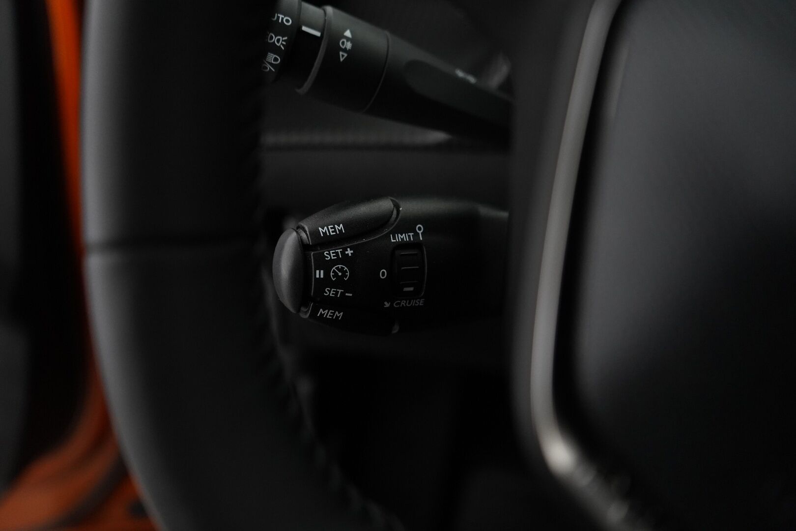 Peugeot e-2008 2023 Allure Pack 50 kWh 136 Automaatti * Peruutuskamera / Digimittaristo / Puolinahkasisusta / Apple&Android - Merkkihuollettu / Viimeisin huolto 26tkm / Kattavat varusteet