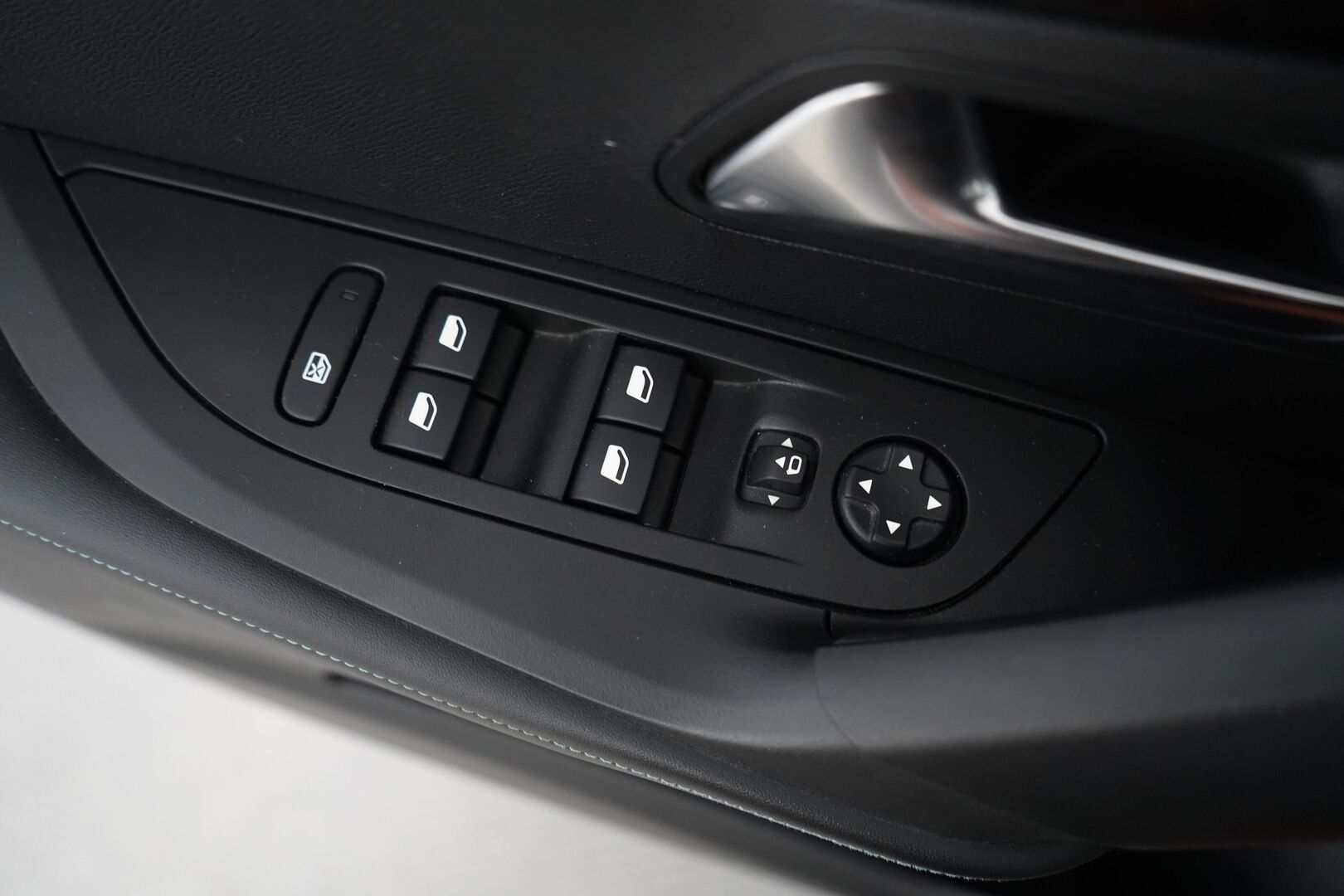 Peugeot e-2008 2023 Allure Pack 50 kWh 136 Automaatti * Peruutuskamera / Digimittaristo / Puolinahkasisusta / Apple&Android - Merkkihuollettu / Viimeisin huolto 26tkm / Kattavat varusteet