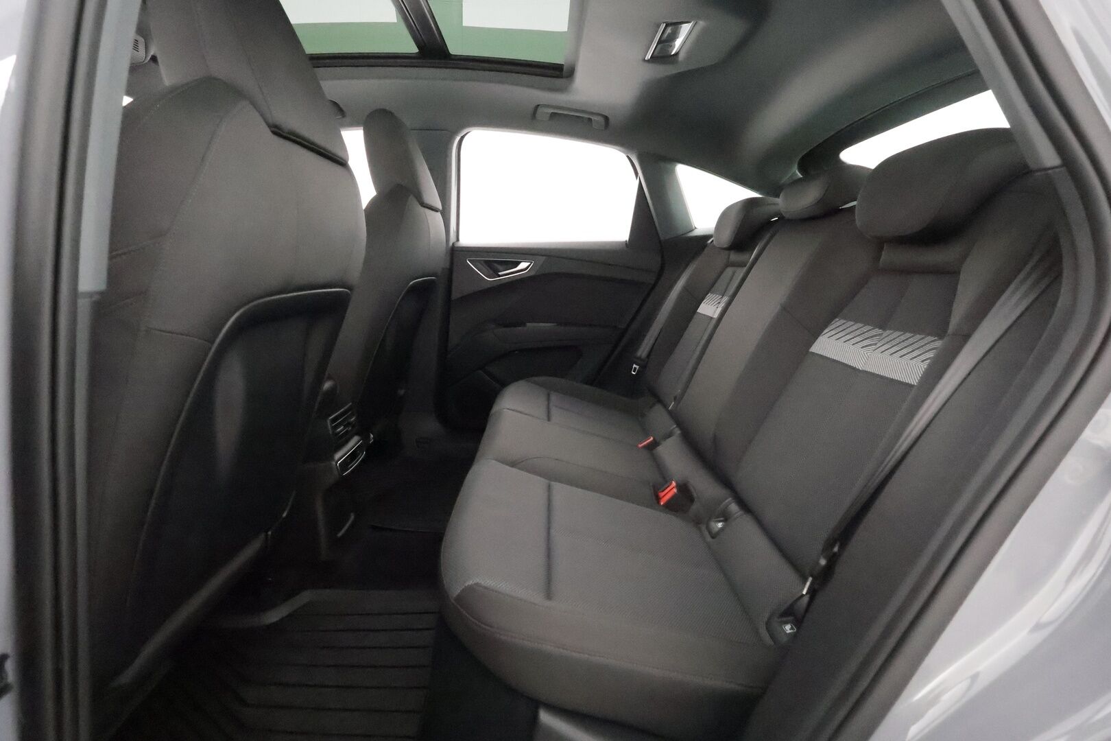 AUDI Q4 E-TRON 2023 40 e-tron Sportback *HUD / Panorama / Lämpöpumppu / ACC / Sporttipenkit / Kamera / Navi / Kaistavahti* - 3,99 % KORKOTARJOUS TÄHÄN AUTOON - Soh 96,3% / Seuraava huolto 11/2026 / Kahdet Audin vanteet / Kattavat varusteet / Merkkihuollot
