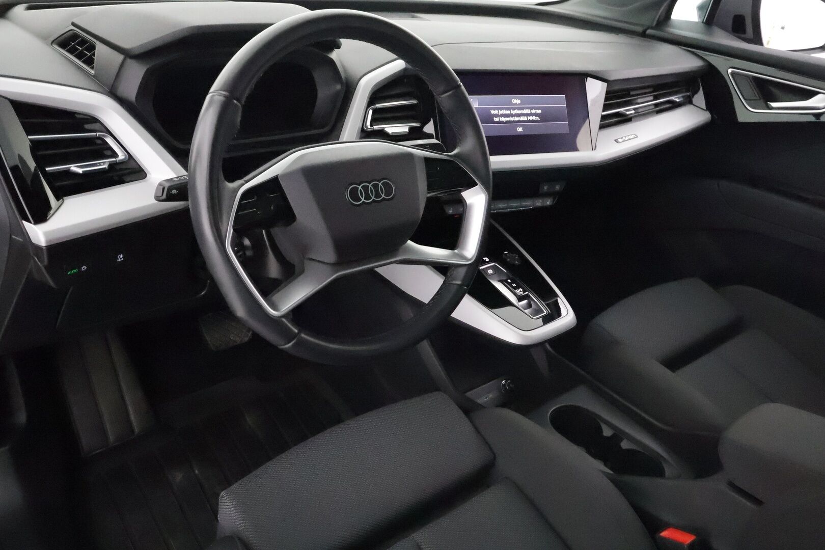 AUDI Q4 E-TRON 2023 40 e-tron Sportback *HUD / Panorama / Lämpöpumppu / ACC / Sporttipenkit / Kamera / Navi / Kaistavahti* - 3,99 % KORKOTARJOUS TÄHÄN AUTOON - Soh 96,3% / Seuraava huolto 11/2026 / Kahdet Audin vanteet / Kattavat varusteet / Merkkihuollot