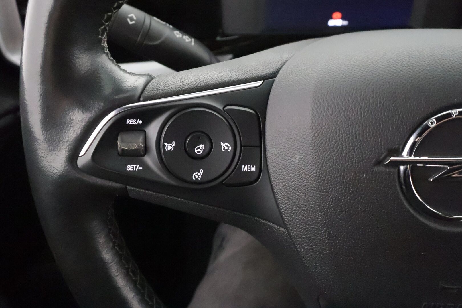 Opel Mokka 2022 Innovation Plus 136 automaatti - ILP | LED | Kamera | Apple & Android | Lämm. ohjauspyörä | Osanahat | Vakionopeudensäädin | Kaistavahti |  Merkkihuollot | 2xlaturit 