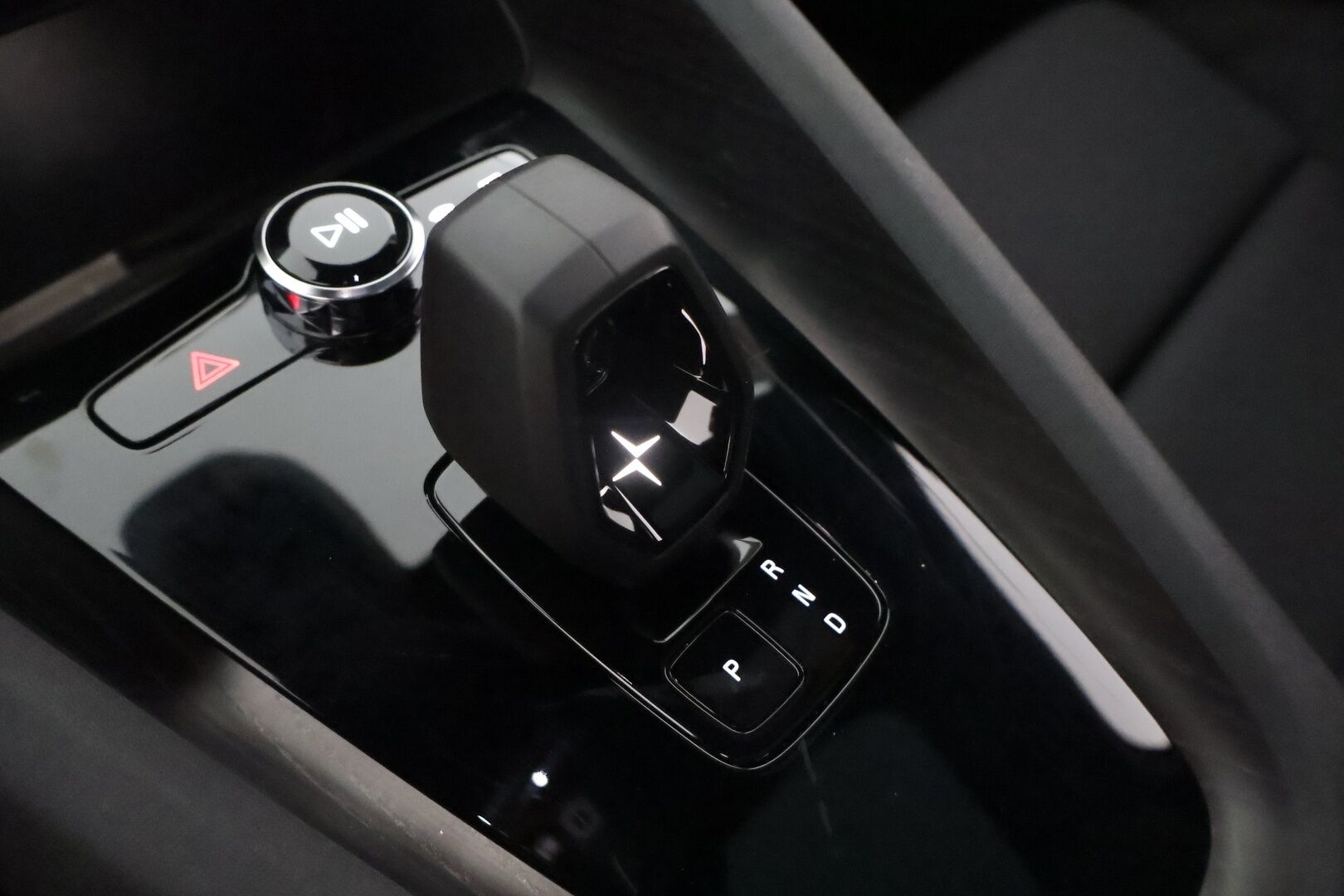 POLESTAR 2 2021 Long Range Dual Motor, 300kW, 78kWh ** Pilot&Plus paketit / Koukku / Adapt.vakkari / 360 kamera / Pixel LED / Lasikatto - Akku kuntotarkistettu! / H&K / Keyless / Navi / Merkkihuollot