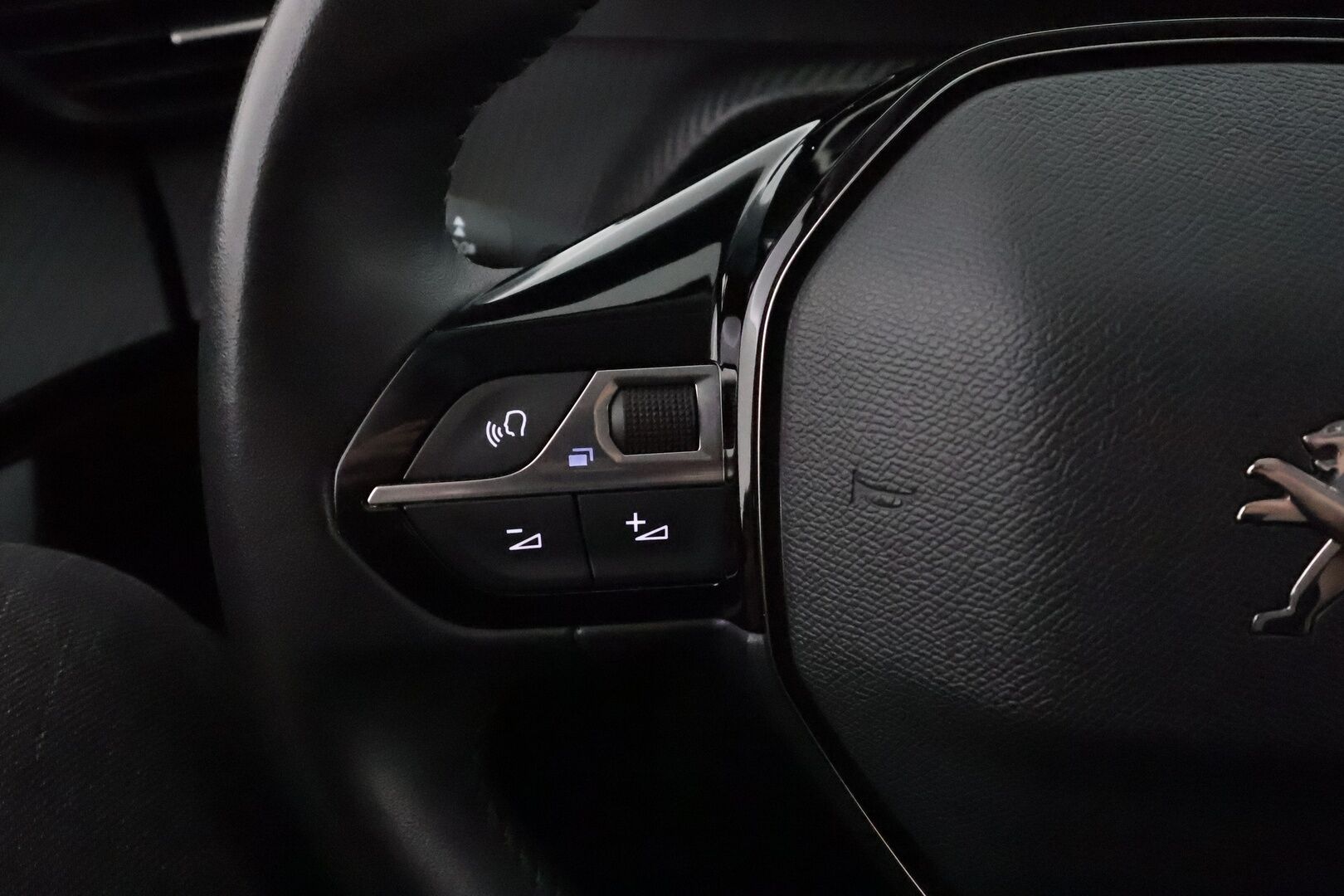 PEUGEOT E-2008 2022 Allure Pack 50 kWh 136 Automaatti **Lämpöpumppu / LED-valot / P.Kamera / Vakkari / Digimittaristo / Kaistavahti** - Akku kuntotarkastettu / Kahdet Renkaat - Osta nyt, maksa vasta ensi vuonna