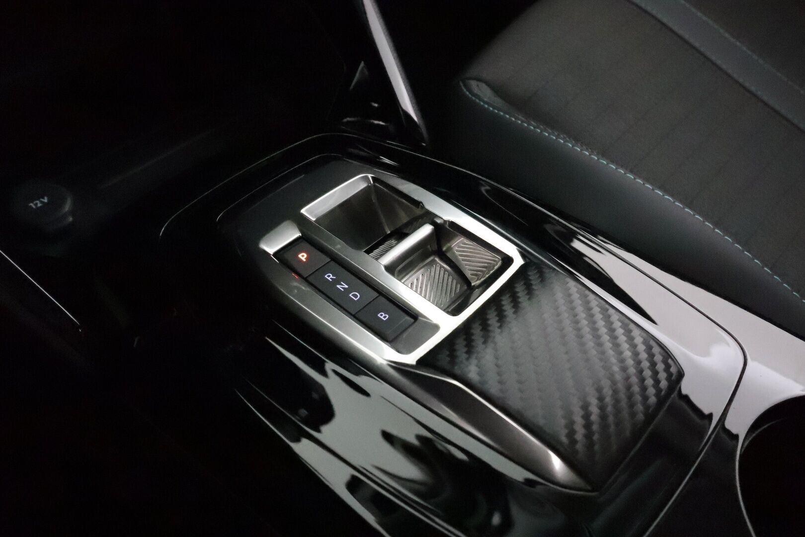 PEUGEOT E-2008 2022 Allure Pack 50 kWh 136 Automaatti **Lämpöpumppu / LED-valot / P.Kamera / Vakkari / Digimittaristo / Kaistavahti** - Akku kuntotarkastettu / Kahdet Renkaat - Osta nyt, maksa vasta ensi vuonna