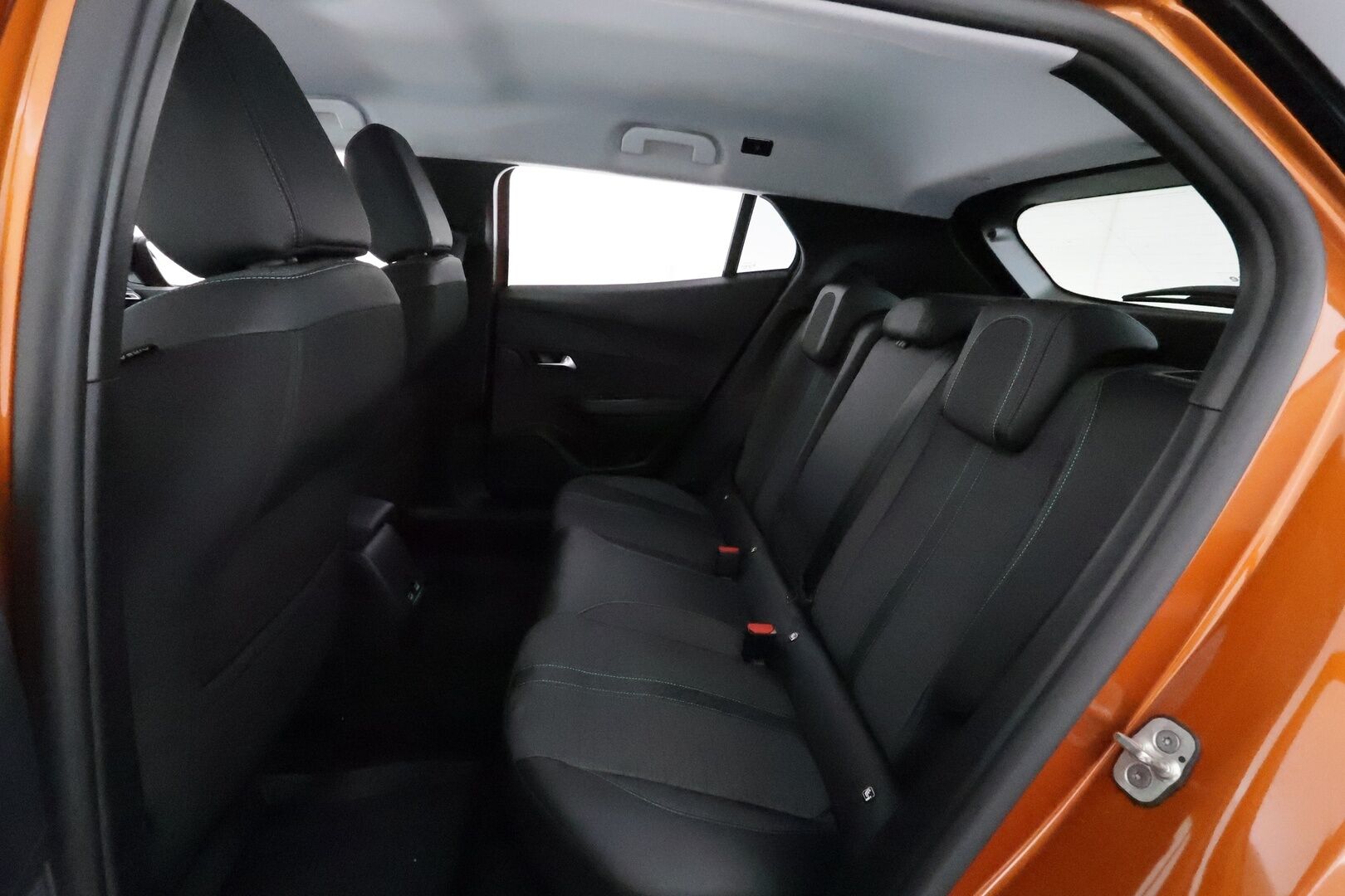 PEUGEOT E-2008 2022 Allure Pack 50 kWh 136 Automaatti **Lämpöpumppu / LED-valot / P.Kamera / Vakkari / Digimittaristo / Kaistavahti** - Akku kuntotarkastettu / Kahdet Renkaat - Osta nyt, maksa vasta ensi vuonna