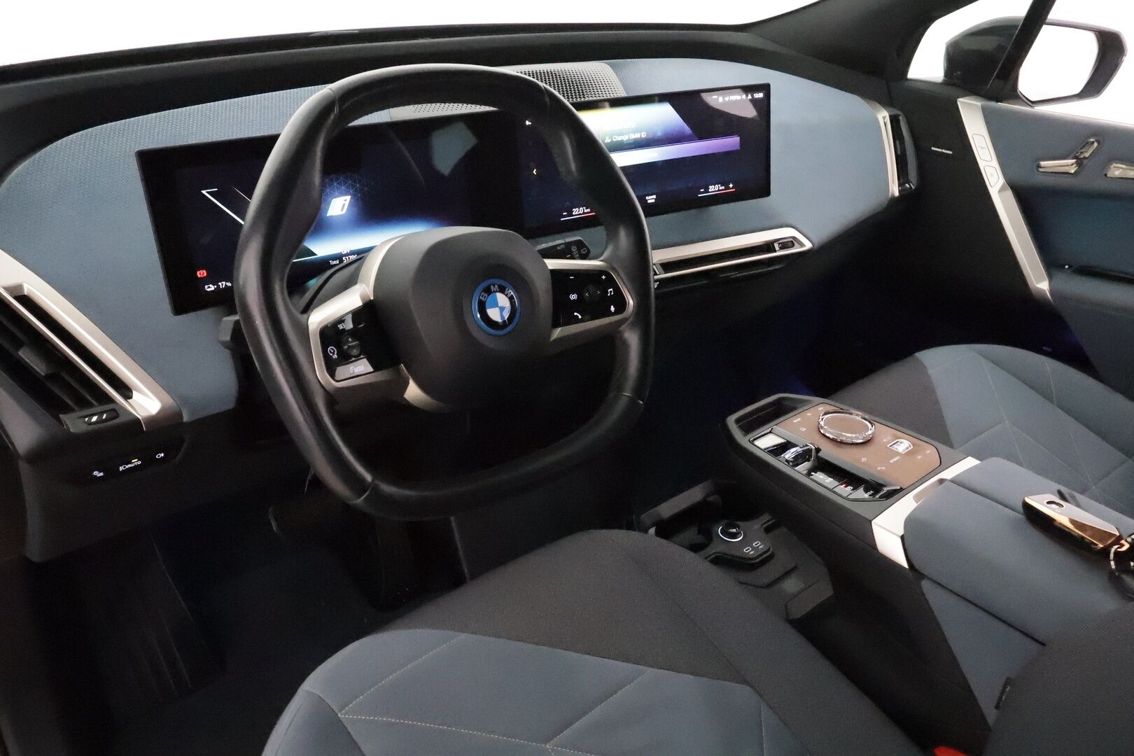 BMW IX 2022 xDrive40 **Adapt.vakkari / Muistipenkit / HUD / 360° / H&K / Comfort Access / Widescreen / LED** - 3,99 % KORKOTARJOUS TÄHÄN AUTOON 30.9. ASTI! - Akku kuntotarkastettu / Hierova kuljettajan istuin / Hieno!