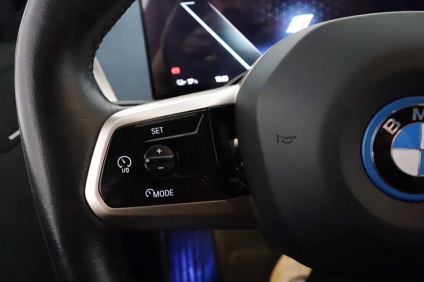 BMW IX 2022 xDrive40 **Adapt.vakkari / Muistipenkit / HUD / 360° / H&K / Comfort Access / Widescreen / LED** - 3,99 % KORKOTARJOUS TÄHÄN AUTOON 30.9. ASTI! - Akku kuntotarkastettu / Hierova kuljettajan istuin / Hieno!