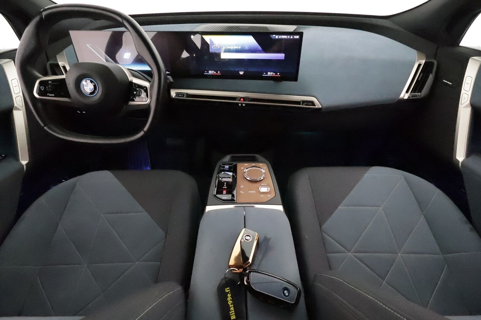 BMW IX 2022 xDrive40 **Adapt.vakkari / Muistipenkit / HUD / 360° / H&K / Comfort Access / Widescreen / LED** - 3,99 % KORKOTARJOUS TÄHÄN AUTOON 30.9. ASTI! - Akku kuntotarkastettu / Hierova kuljettajan istuin / Hieno!
