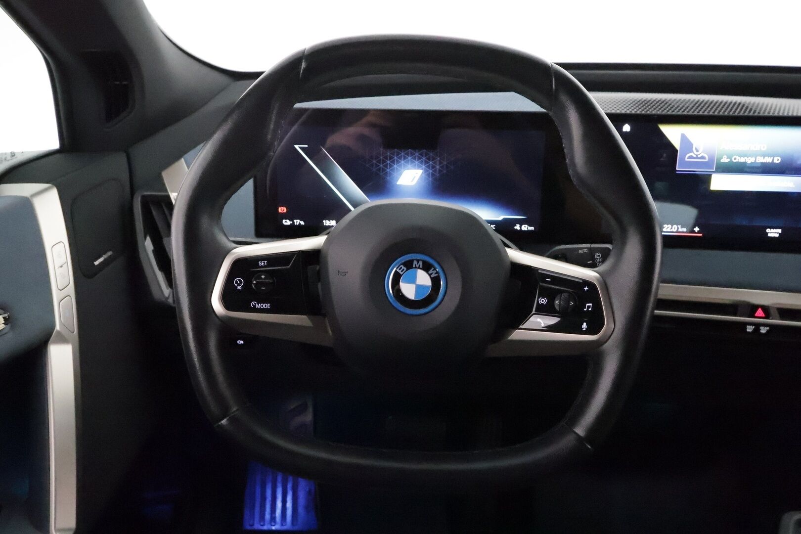 BMW IX 2022 xDrive40 **Adapt.vakkari / Muistipenkit / HUD / 360° / H&K / Comfort Access / Widescreen / LED** - 3,99 % KORKOTARJOUS TÄHÄN AUTOON 30.9. ASTI! - Akku kuntotarkastettu / Hierova kuljettajan istuin / Hieno!