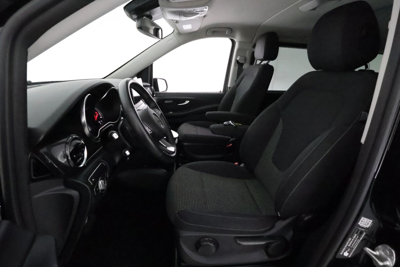 MERCEDES-BENZ EQV 2023 300 keskipitkä **Vakkari / P.kamera / ALV / Navi / ILS-LED / 7P / Sähköovet** - 3,99 % KORKOTARJOUS TÄHÄN AUTOON - 
