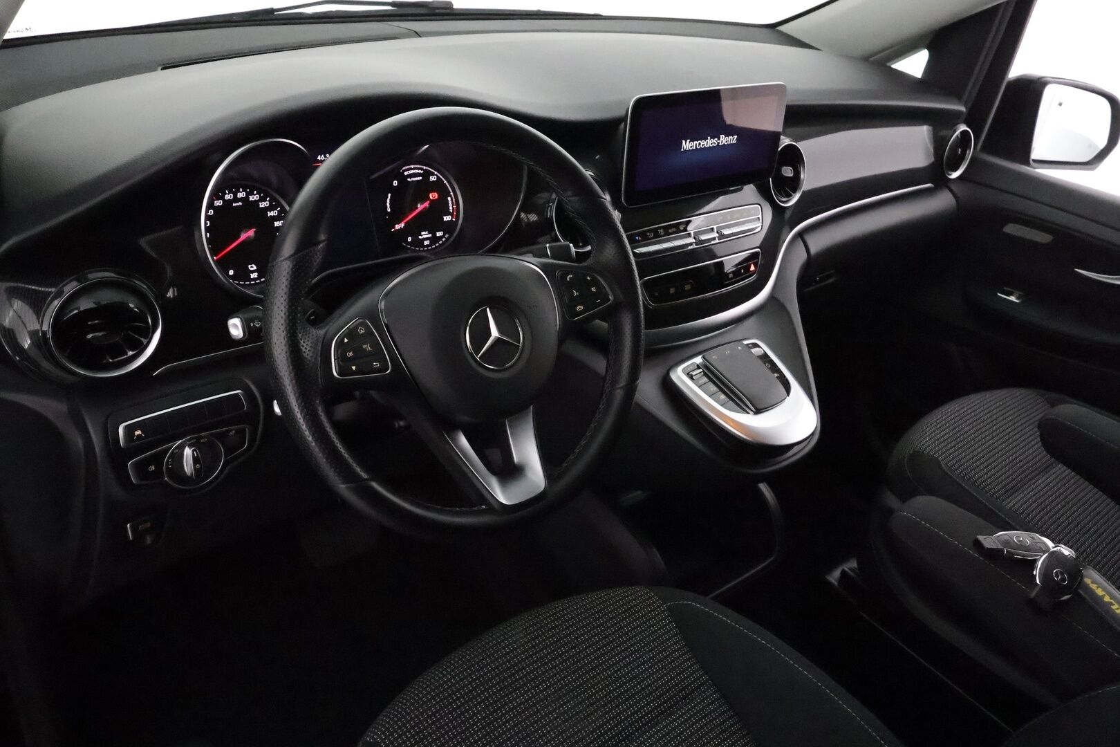 MERCEDES-BENZ EQV 2023 300 keskipitkä **Vakkari / P.kamera / ALV / Navi / ILS-LED / 7P / Sähköovet** - 3,99 % KORKOTARJOUS TÄHÄN AUTOON - 