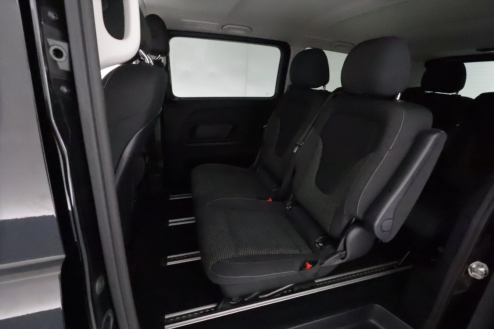 MERCEDES-BENZ EQV 2023 300 keskipitkä **Vakkari / P.kamera / ALV / Navi / ILS-LED / 7P / Sähköovet** - 3,99 % KORKOTARJOUS TÄHÄN AUTOON - 