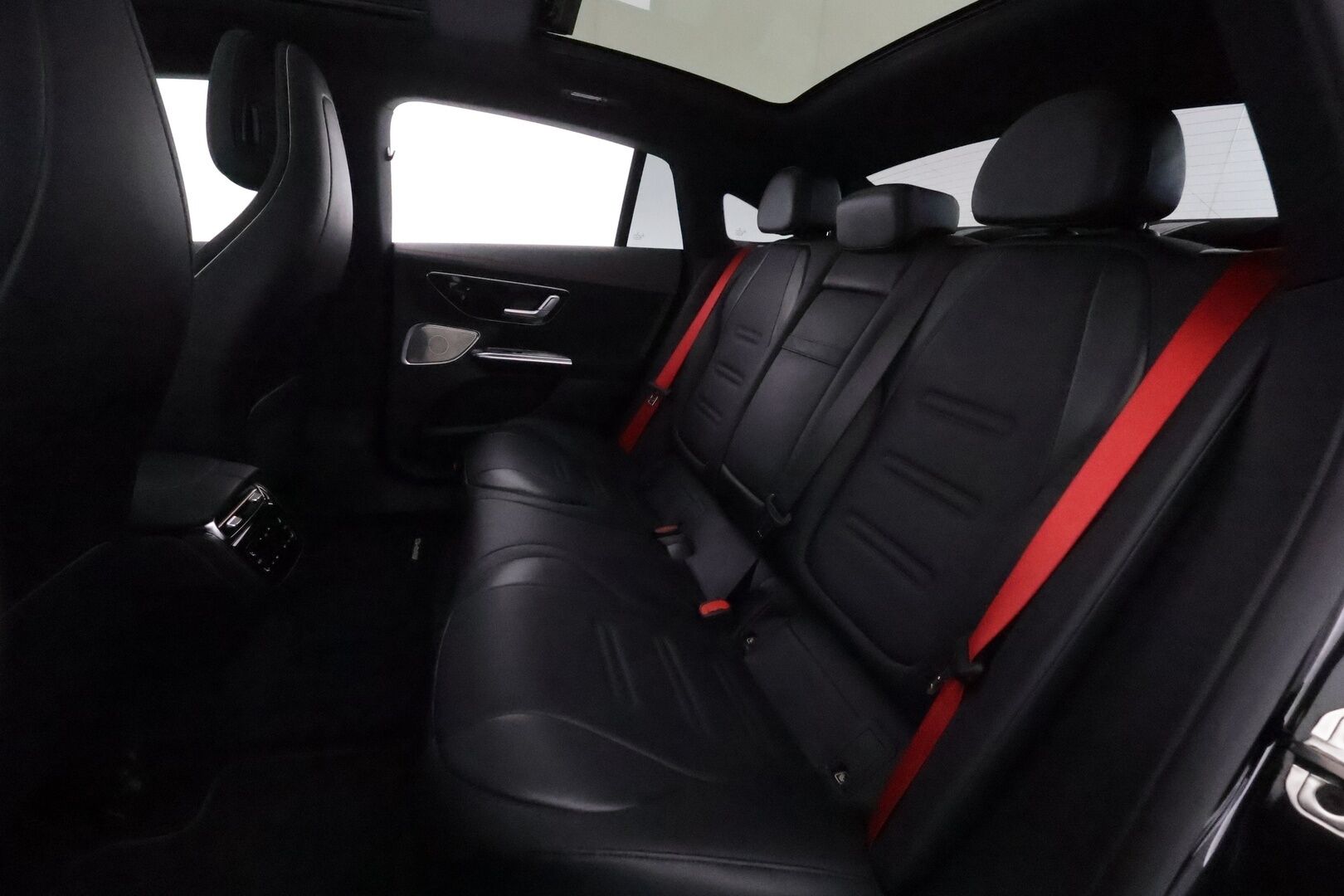MERCEDES-BENZ EQE 2023 53 AMG 4MATIC+ **Hyperscreen / Panorama / HUD / Burmester / Distronic+ / Nelipyöräojaus / Hierovat&Ilmastoidut penkit** - Akku kuntotarkastettu! / Digital Light / Apple&Android / Keyless / 360 Kamera