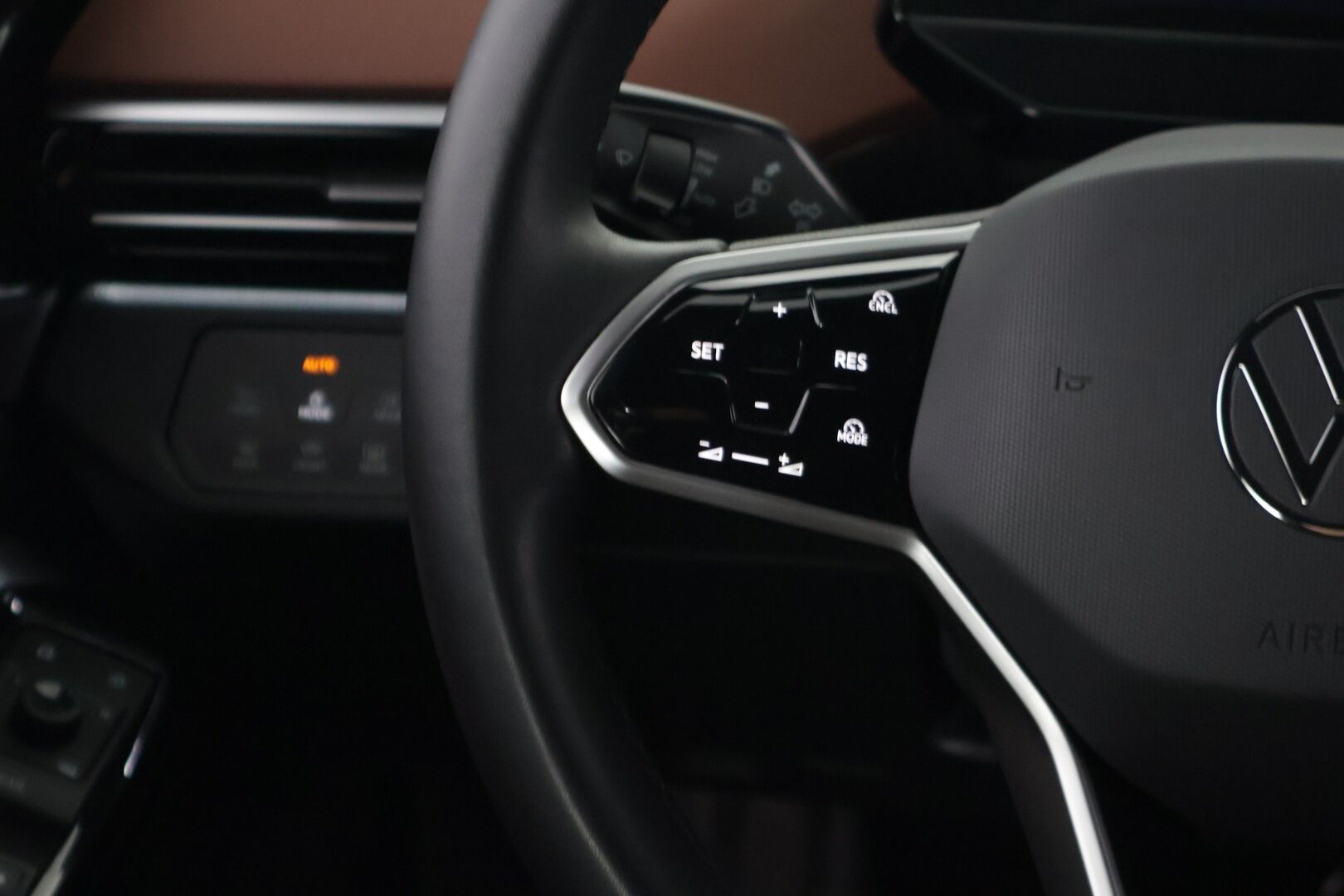 VOLKSWAGEN ID.5 2025 Pro  **ACC / HUD / H&K / Koukku / 360° / ILP / Muistipenkit hieronnalla / IQ.Light / Facelift** - Akku kuntotarkastettu SoH 99,6% / 5v/100tkm Jatkotakuu / Kahdet renkaat aluvanteilla