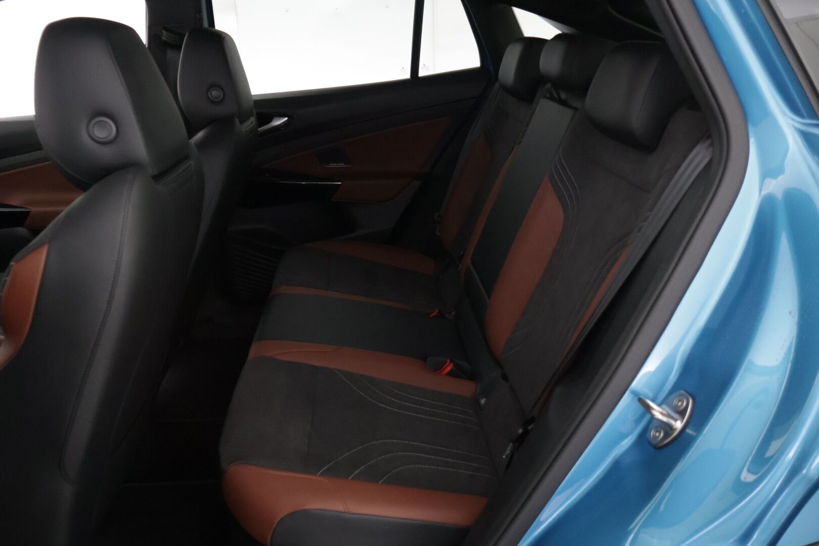 VOLKSWAGEN ID.5 2025 Pro  **ACC / HUD / H&K / Koukku / 360° / ILP / Muistipenkit hieronnalla / IQ.Light / Facelift** - Akku kuntotarkastettu SoH 99,6% / 5v/100tkm Jatkotakuu / Kahdet renkaat aluvanteilla