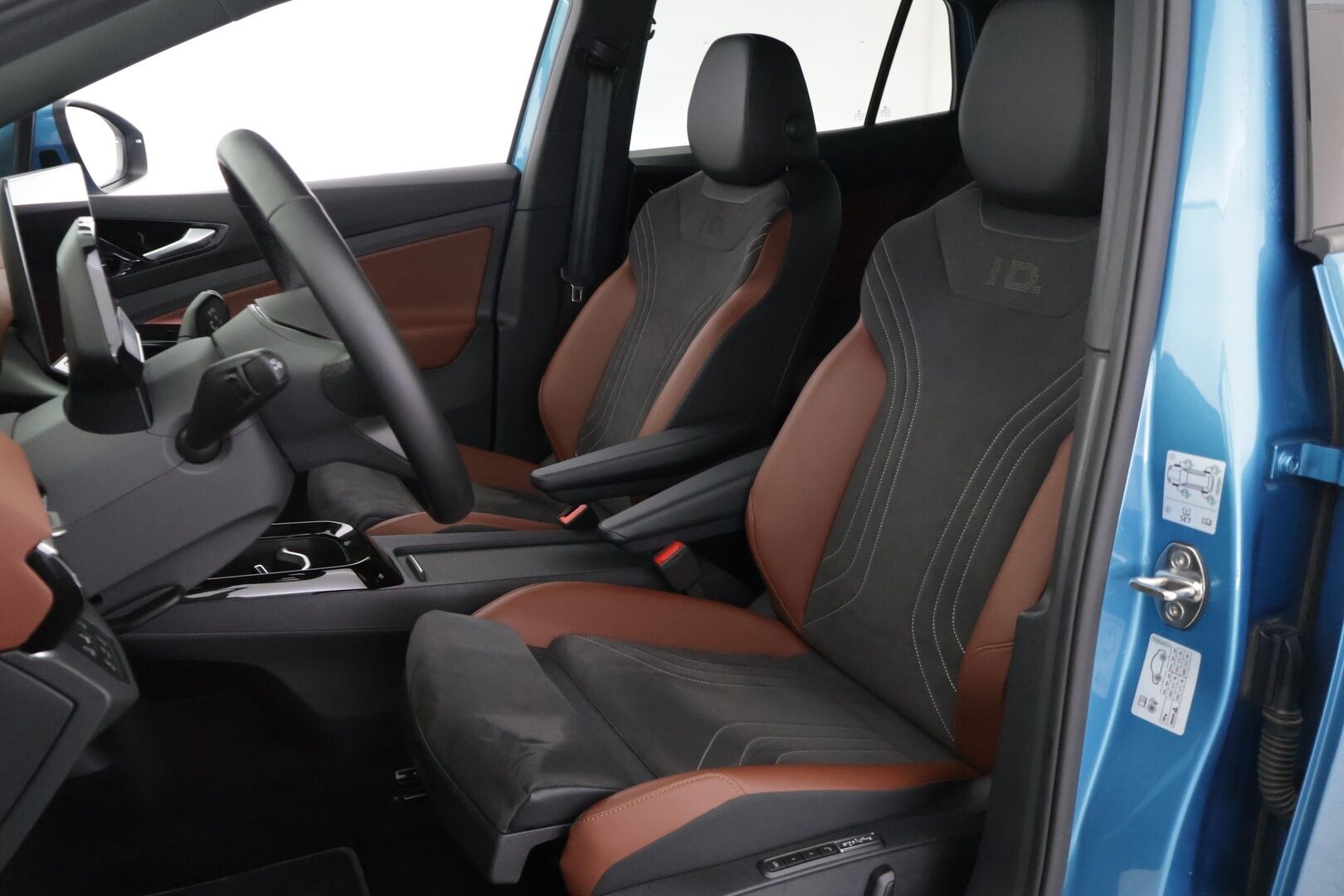 VOLKSWAGEN ID.5 2025 Pro  **ACC / HUD / H&K / Koukku / 360° / ILP / Muistipenkit hieronnalla / IQ.Light / Facelift** - Akku kuntotarkastettu SoH 99,6% / 5v/100tkm Jatkotakuu / Kahdet renkaat aluvanteilla