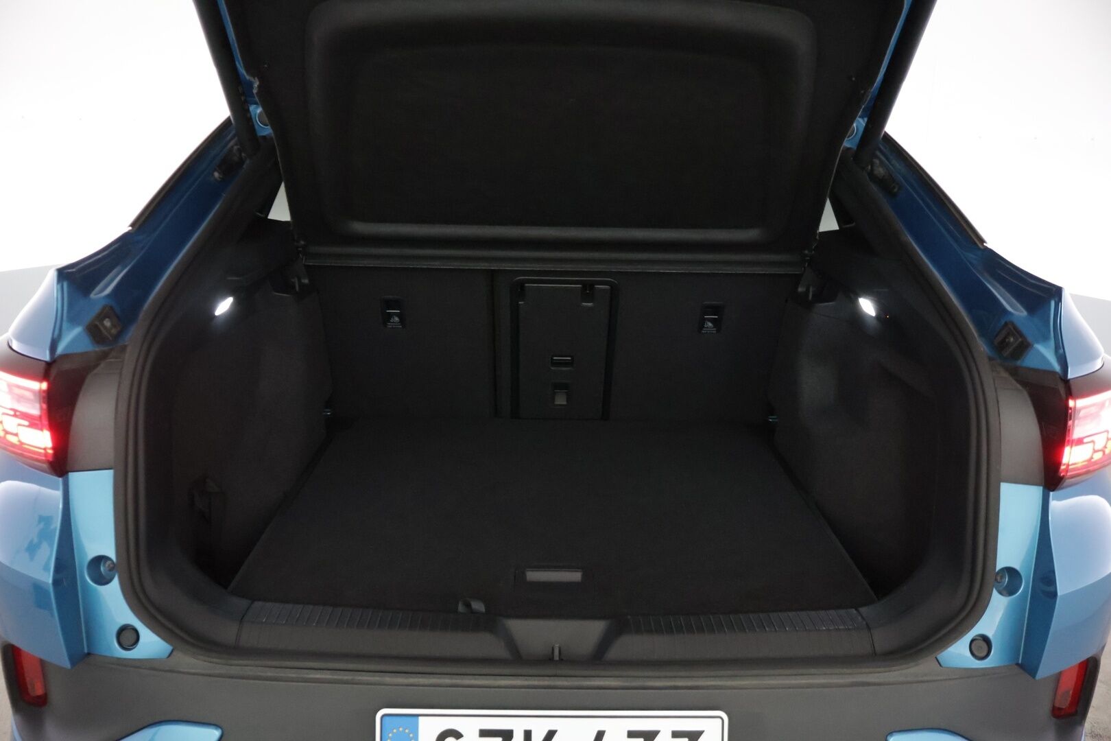 VOLKSWAGEN ID.5 2025 Pro  **ACC / HUD / H&K / Koukku / 360° / ILP / Muistipenkit hieronnalla / IQ.Light / Facelift** - Akku kuntotarkastettu SoH 99,6% / 5v/100tkm Jatkotakuu / Kahdet renkaat aluvanteilla